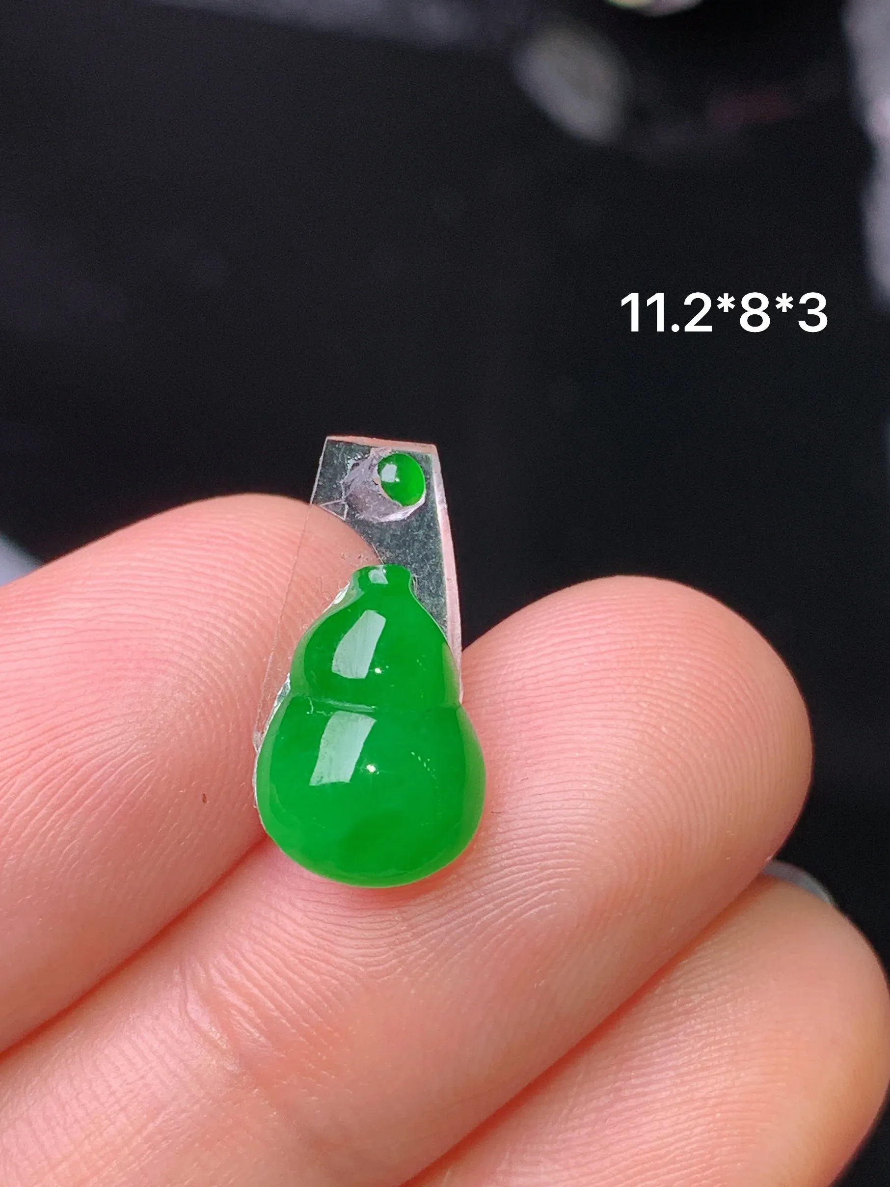 镶嵌款 满绿葫芦吊坠 玉质细腻 水润亮眼 色泽艳丽 整体尺寸11.2*8*3