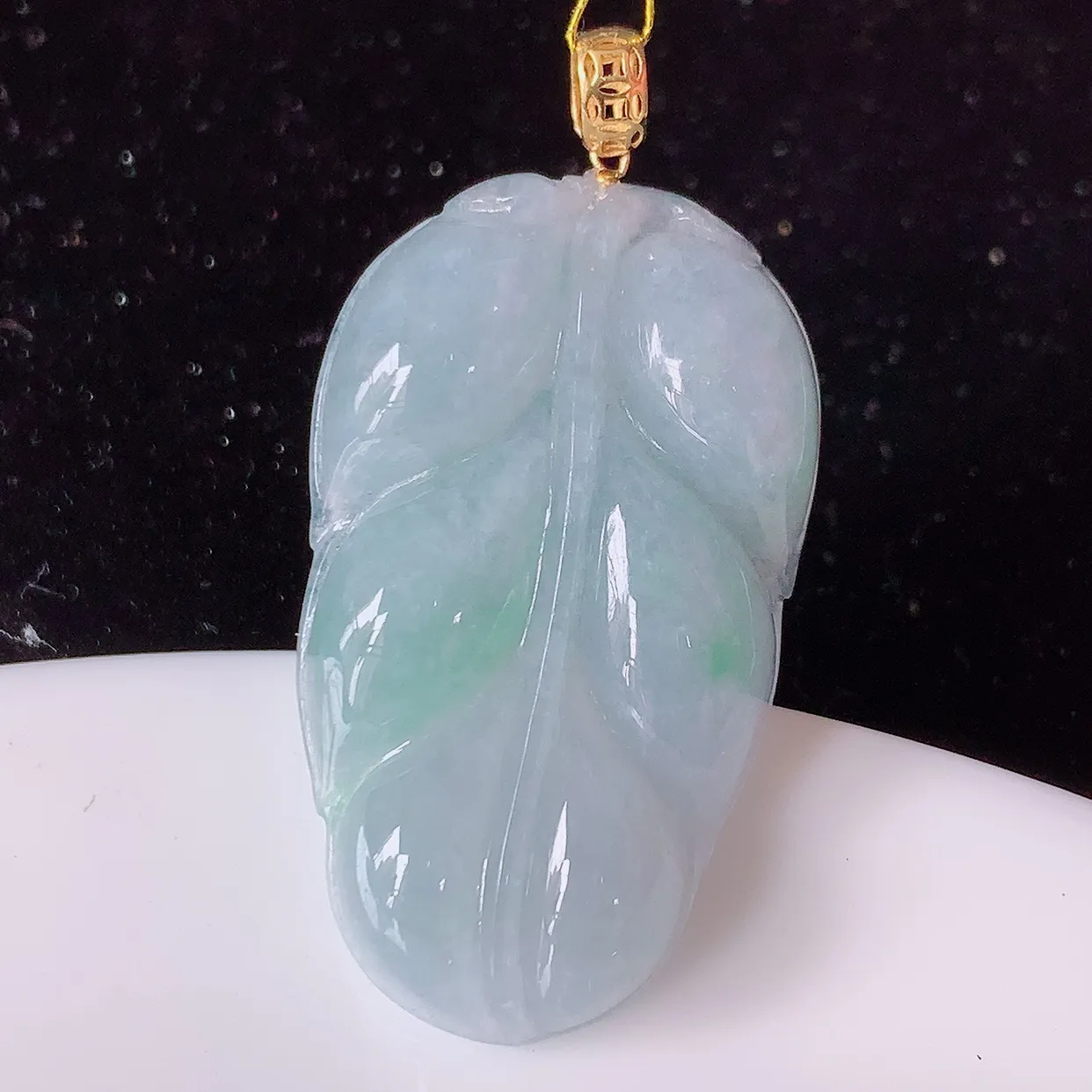 18K金镶嵌春带彩翡翠叶子吊坠 ，种水足，色泽清新，工艺精湛，叶子寓意美好；金枝玉叶，事业有成。#3