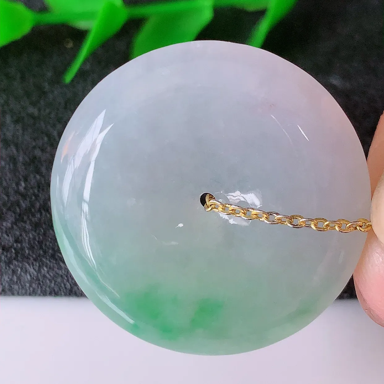 自然光实拍，冰飘绿翡翠平安扣吊坠，品相佳，美感十足，寓意平平安安，平安扣佩戴精美时尚！#57.11