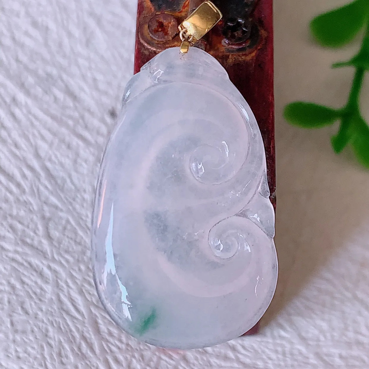 自然光实拍，18K金镶嵌冰种飘花翡翠如意吊坠，冰透，翠色灵动，饱满，万事如意，如意一生，配戴精美！#