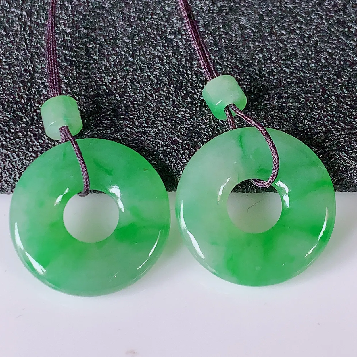 自然光实拍，冰种飘绿翡翠一对平安扣耳坠，翠色灵动，玉质细腻，颜色漂亮，品相佳，佩戴佳品！配银线 #1.11尺寸15*2.6
