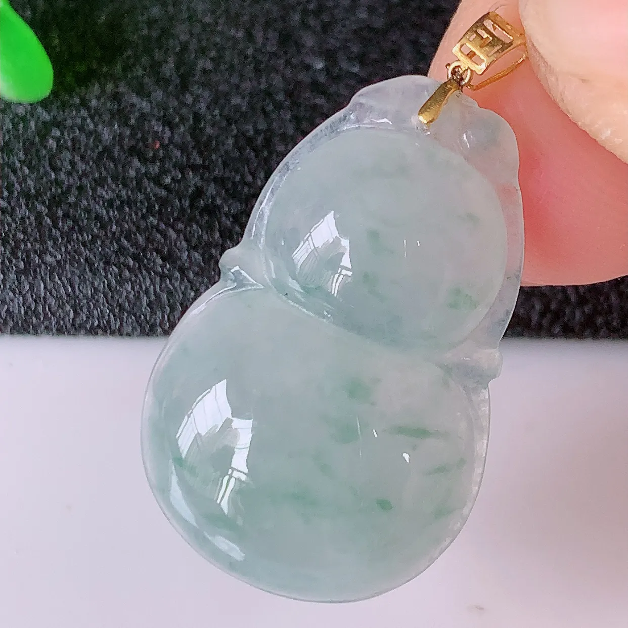 18K金镶嵌冰种飘花翡翠葫芦吊坠，葫芦寓意福禄双全，财源滚滚，佩戴效果优雅迷人！#49.11