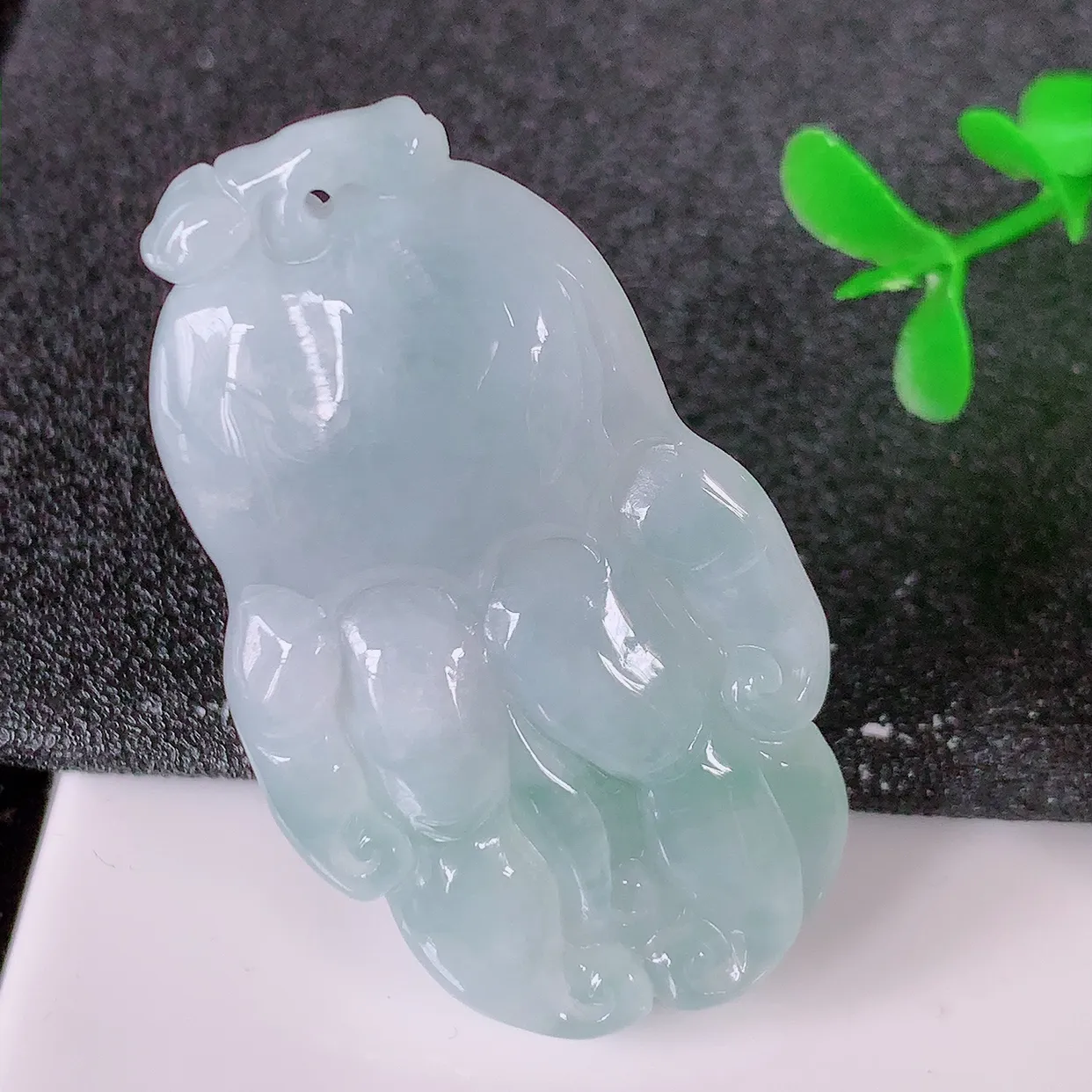 自然光实拍，冰胶飘花翡翠佛手瓜吊坠，翠色灵动，种老水足，寓意好，品相佳，佩戴佳品！#32.11