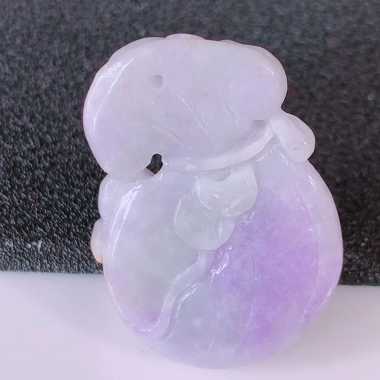 自然光实拍，冰润紫罗兰翡翠招财钱袋子吊坠，寓意“代代有福，代代有财，腰缠万贯”玉质细腻，佩戴效果佳！#05.11