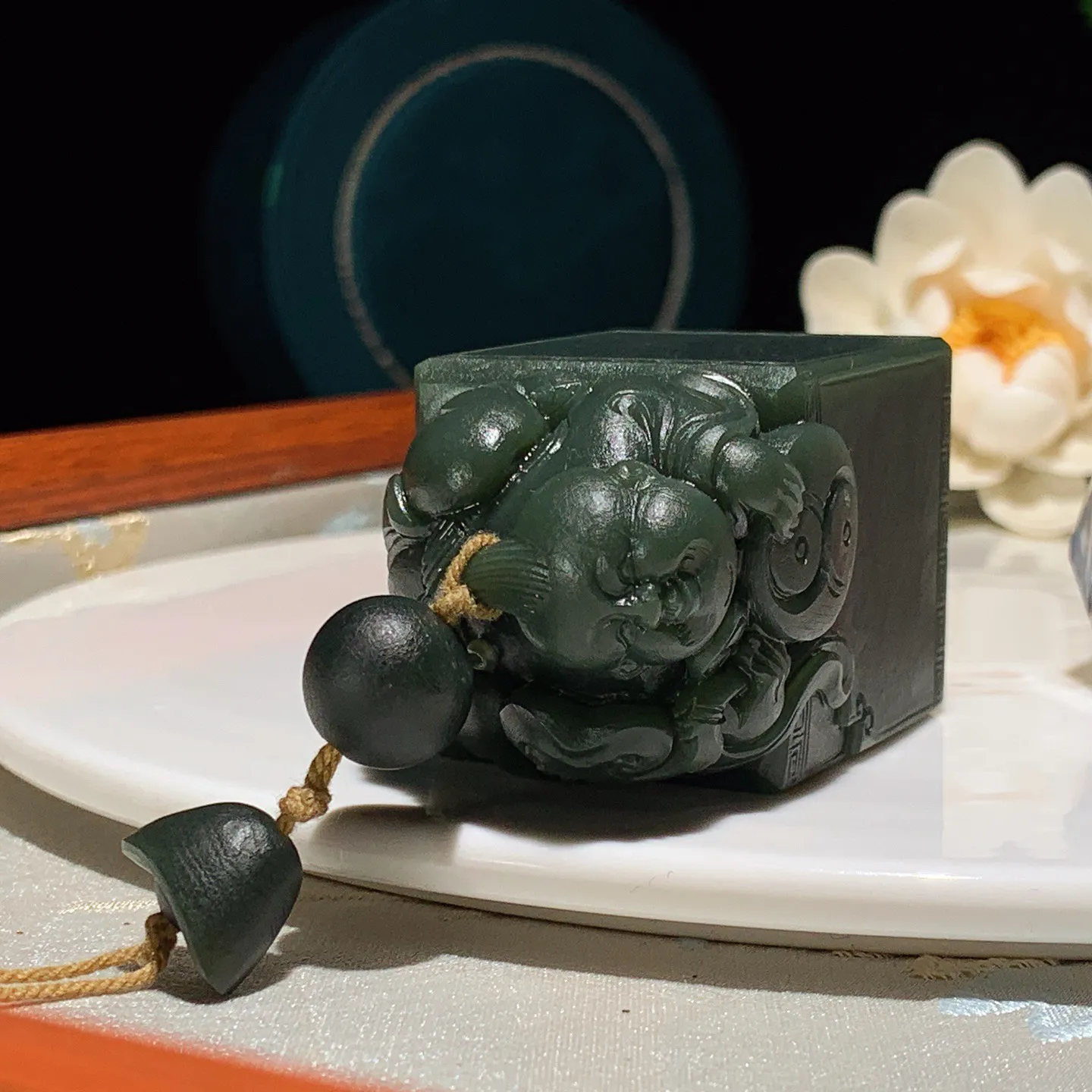 新疆和田玉塔青招财童子印章 尺寸60/36/35重178克。玉质细腻油润。手推出油。佩戴高端典雅。lt251210