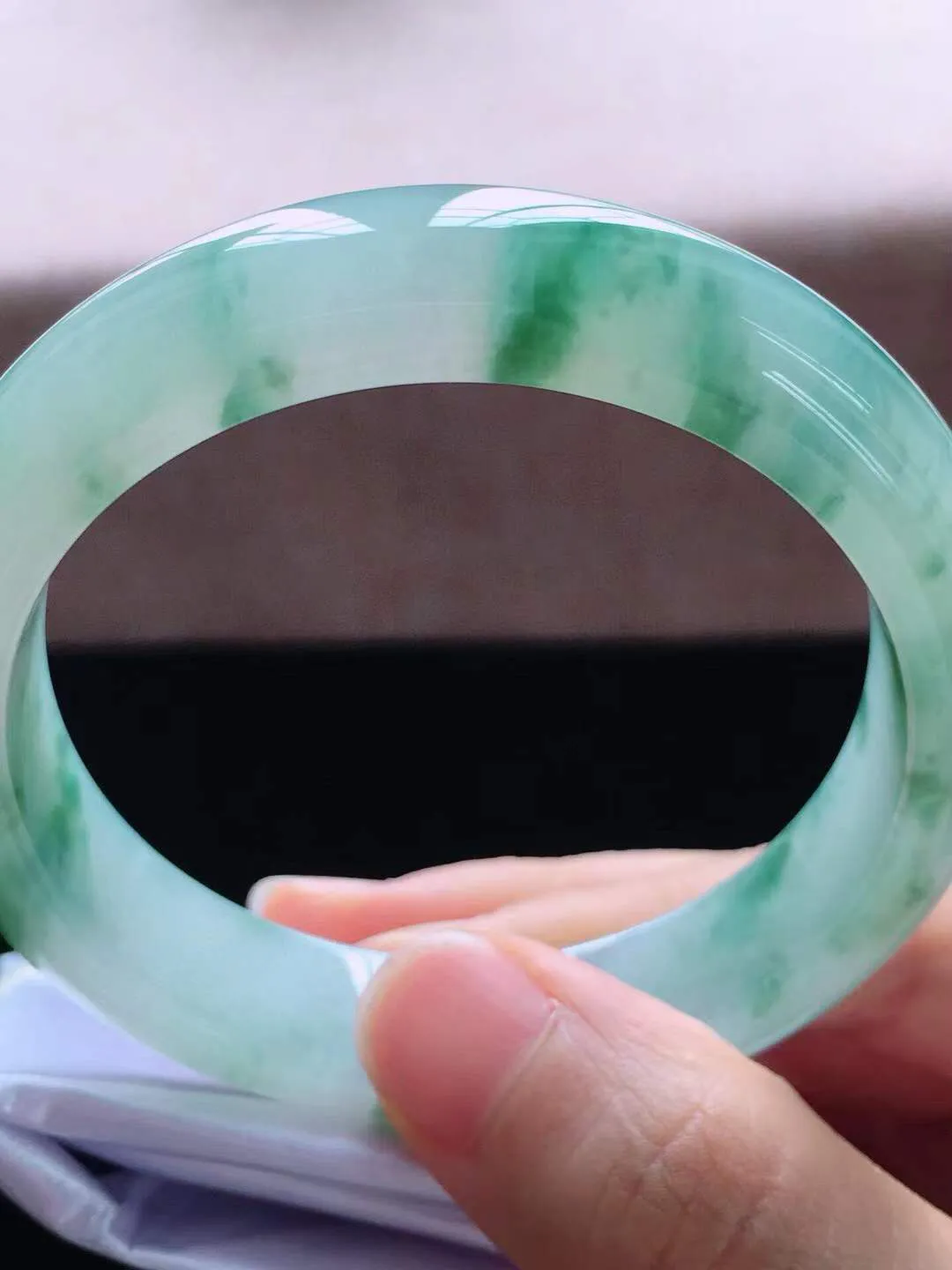 【翡翠名称】老种冰飘花54.8正圈口翡翠手镯
【翡翠尺寸】54.8*12.6*7.8mm适合正圈口佩戴
【翡翠描述】缅甸天然翡翠A货，种老水足，玉质细腻，色泽靓丽，性价比高，佩戴效果好！