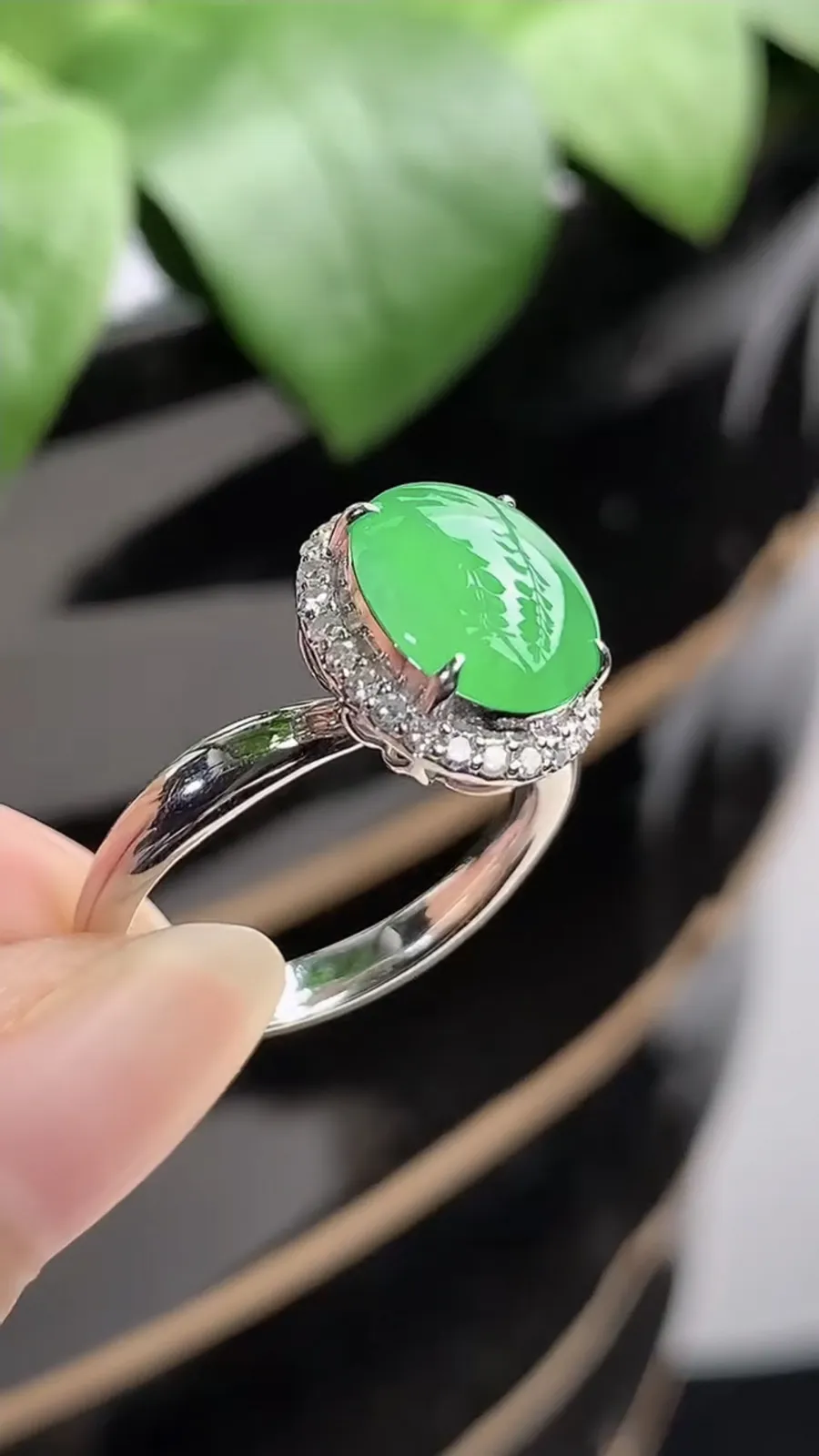 a货翡翠老坑冰种18K金伴钻镶嵌阳绿蛋面戒指 圈口17.3裸石尺寸10.4×8.5mm 重量3.62g 1207