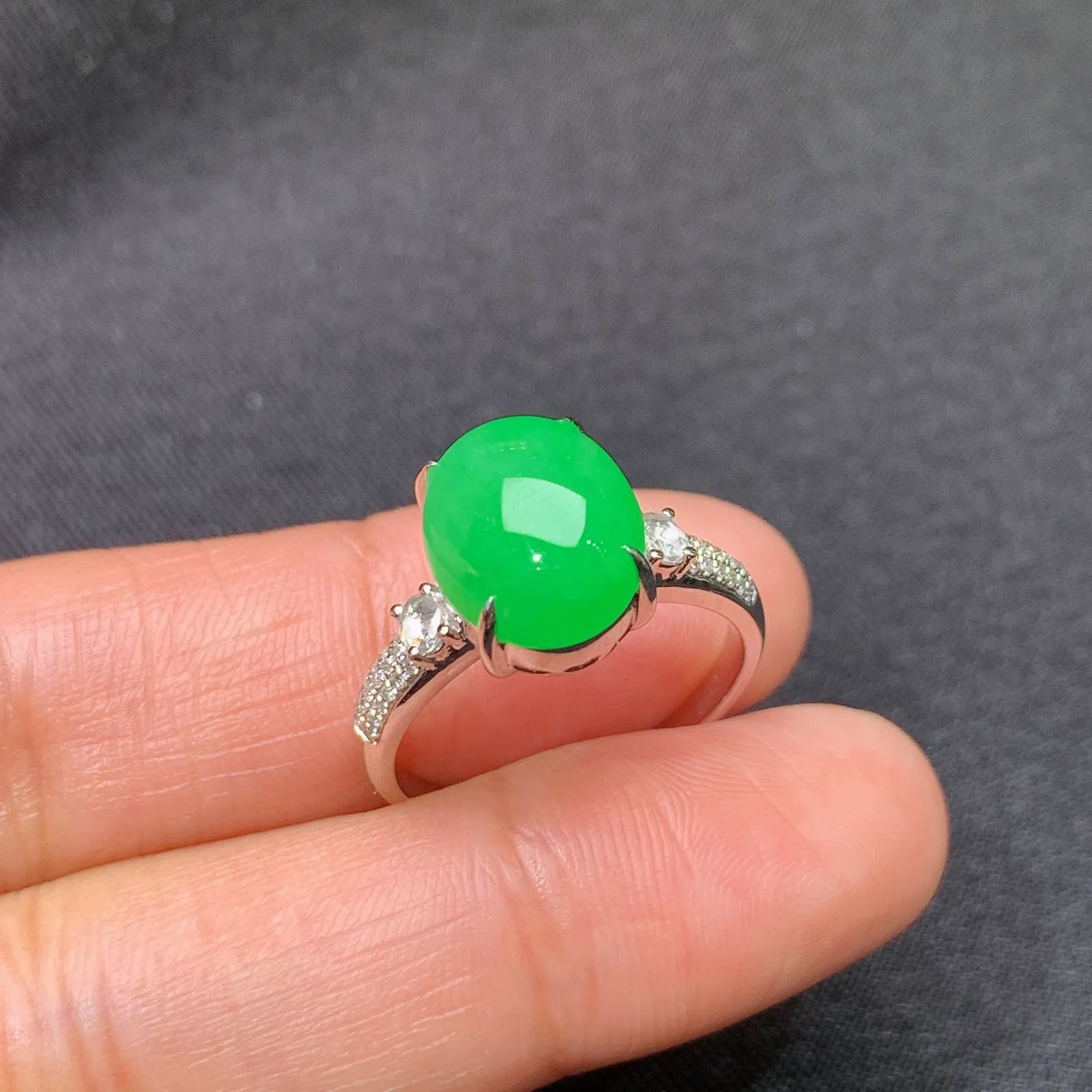 阳绿蛋面戒指，18k金镶嵌，简约时尚，冰润色阳，种水足，圈口14 尺寸10.8*8.8*3.9