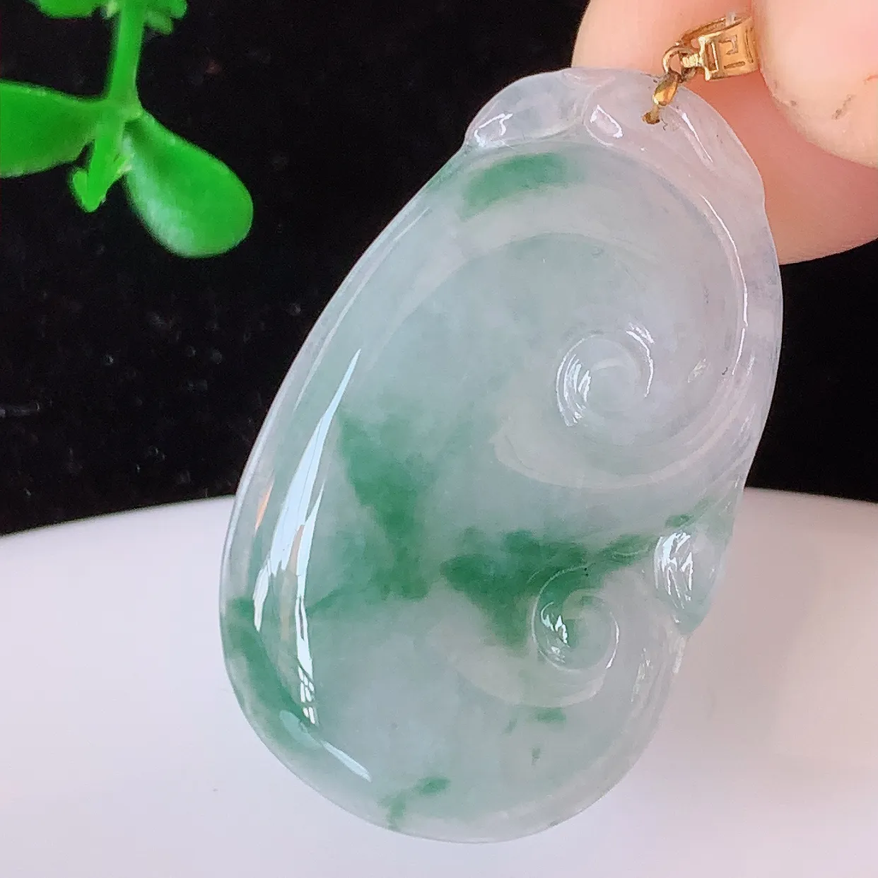 18K金镶嵌冰种飘花翡翠如意吊坠，简单的镶嵌设计、让玉坠百搭又精致，寓意着吉祥，事事如意！#49.7