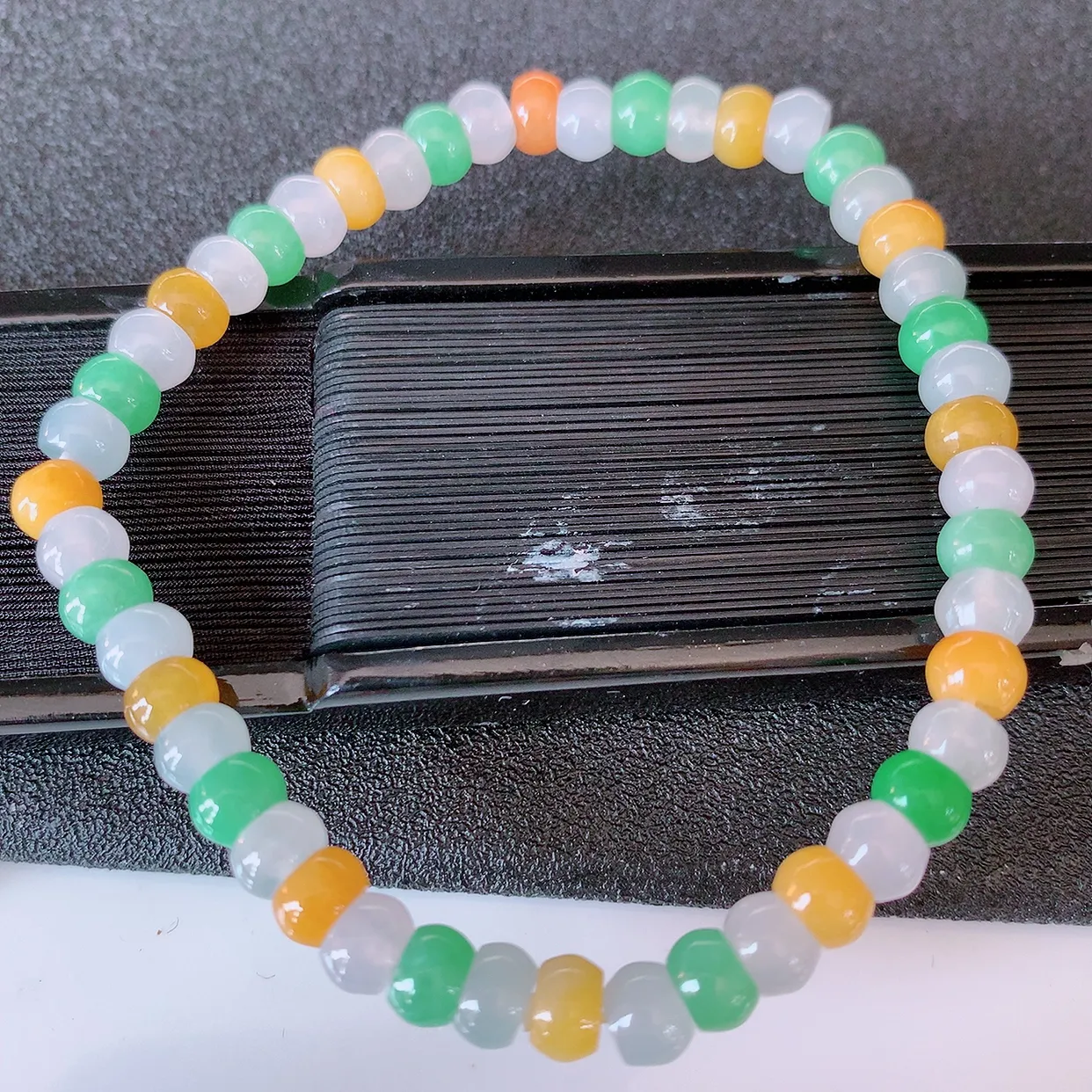 自然光实拍，冰多宝翡翠手链，多彩翡翠手串，颜色丰富，料子细腻，高档大气，自戴送礼佳品！#46.7取一尺寸5.5mm
