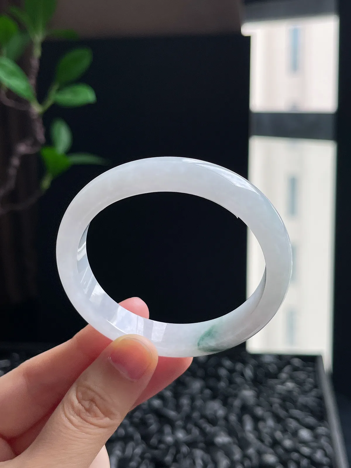 贵妃镯52.4圈口，翡翠冰糯种飘绿手镯