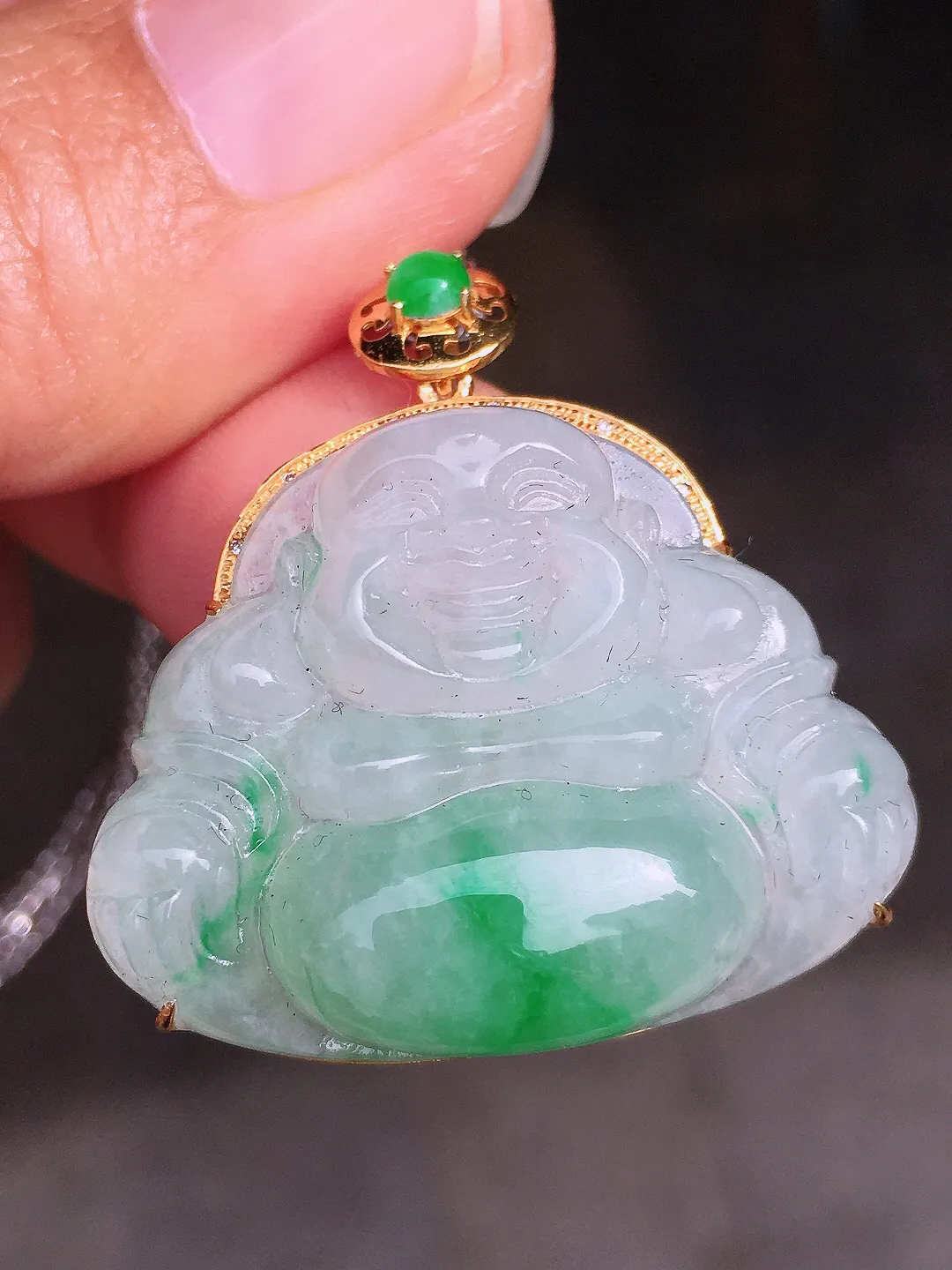 飘绿佛公吊坠，色泽艳丽，玉质细腻，荧光感超
强，饱满圆润，尽显优雅气质，18k
金豪华镶嵌