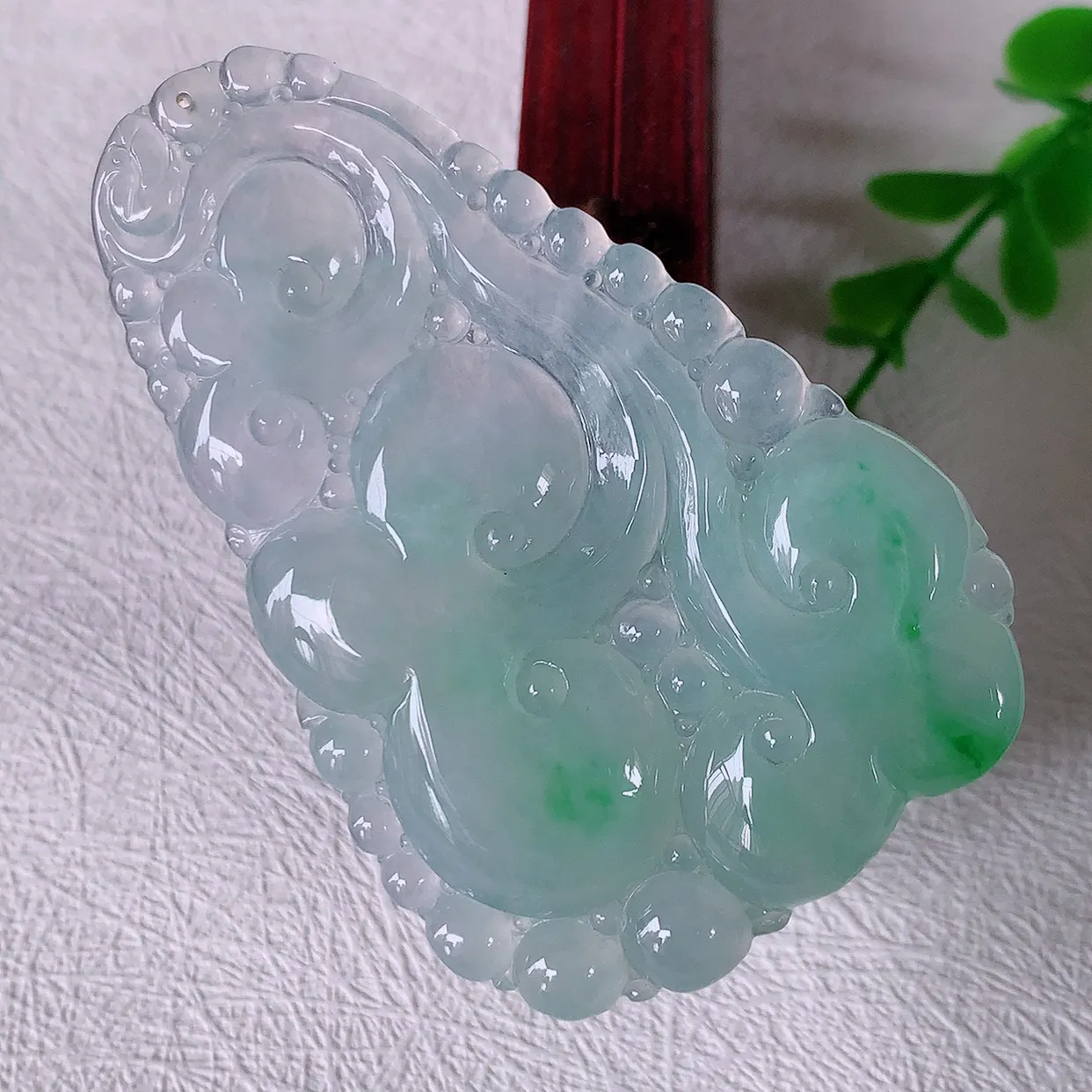 自然光实拍，大件冰种飘绿翡翠如意吊坠，冰透，翠色灵动，饱满，万事如意，如意一生，配戴精美！#46.11