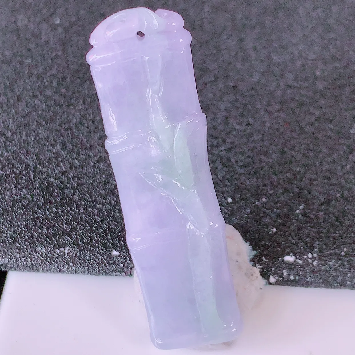 自然光实拍，冰润紫罗兰翡翠竹节吊坠。竹节寓意“节节高，官运亨通，前程似锦，水润莹泽，清秀高雅，佩戴精美！#05.11