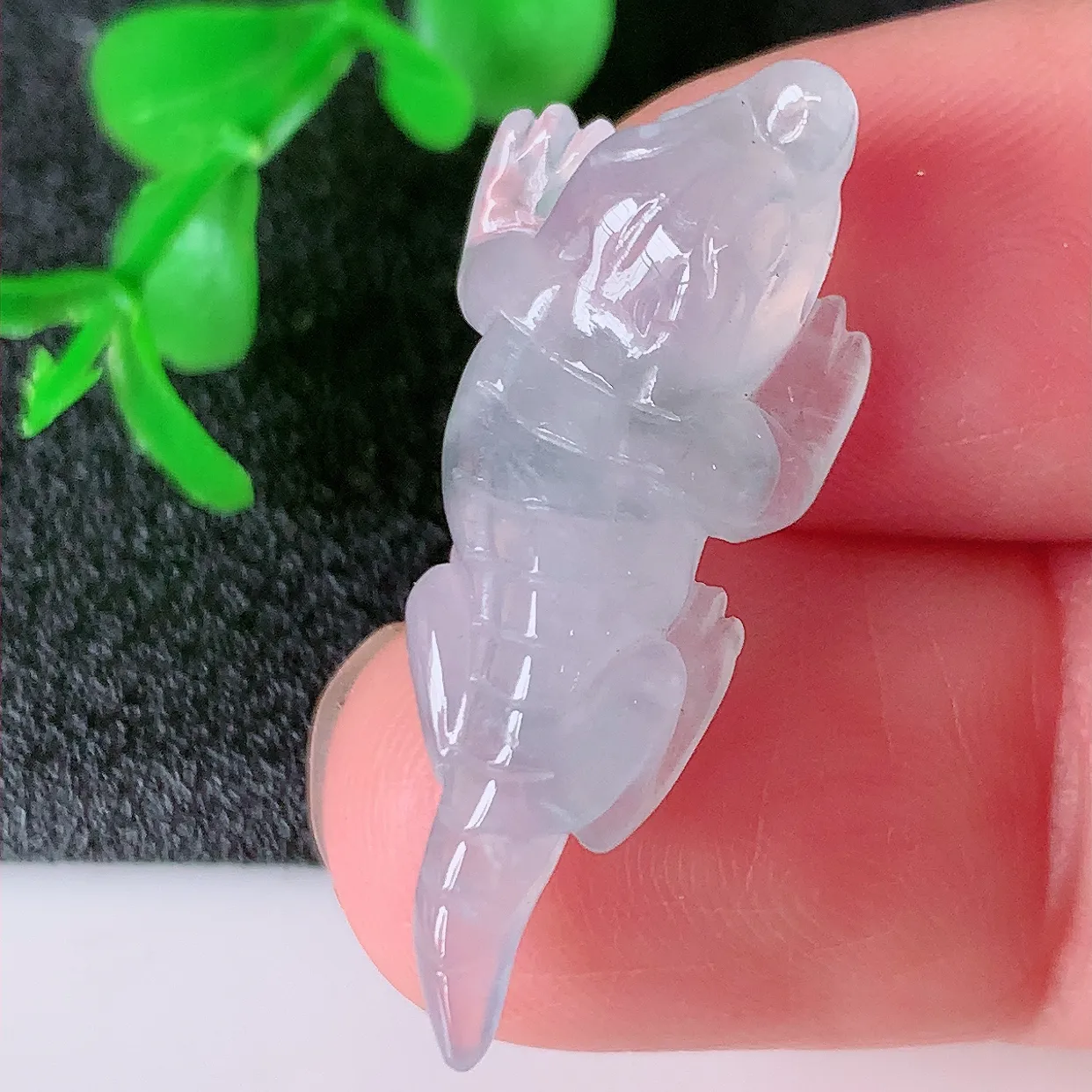 自然光实拍，冰种翡翠招财蜥蜴吊坠，种老水足，雕工精湛 ，寓意美好，佩戴时尚出众！#01.11
