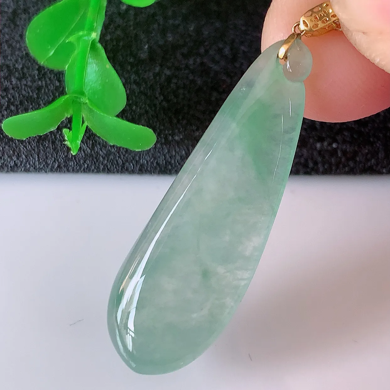 18K金镶嵌冰种满绿翡翠招财福瓜吊坠，精美饱满福瓜，种水足，形态圆润饱满，福相十足 ！#41.11