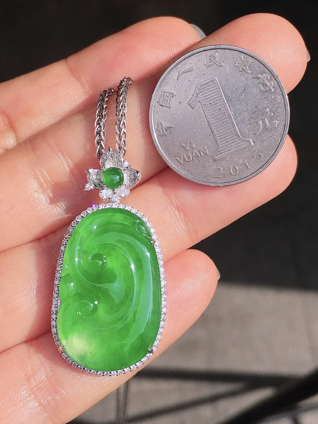 阳绿如意吊坠，色泽均匀艳丽，玉质细腻，荧光感超
强，饱满圆润，尽显优雅气质，18k
金豪华镶嵌