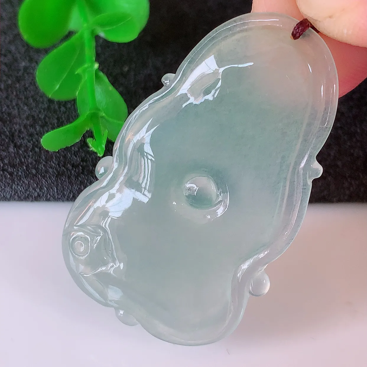 自然光实拍，冰种翡翠荷叶鱼、和和美美玉坠，财源广进，自然隐逸、荷本是素不着尘之物，有和美之寓意。#41.11