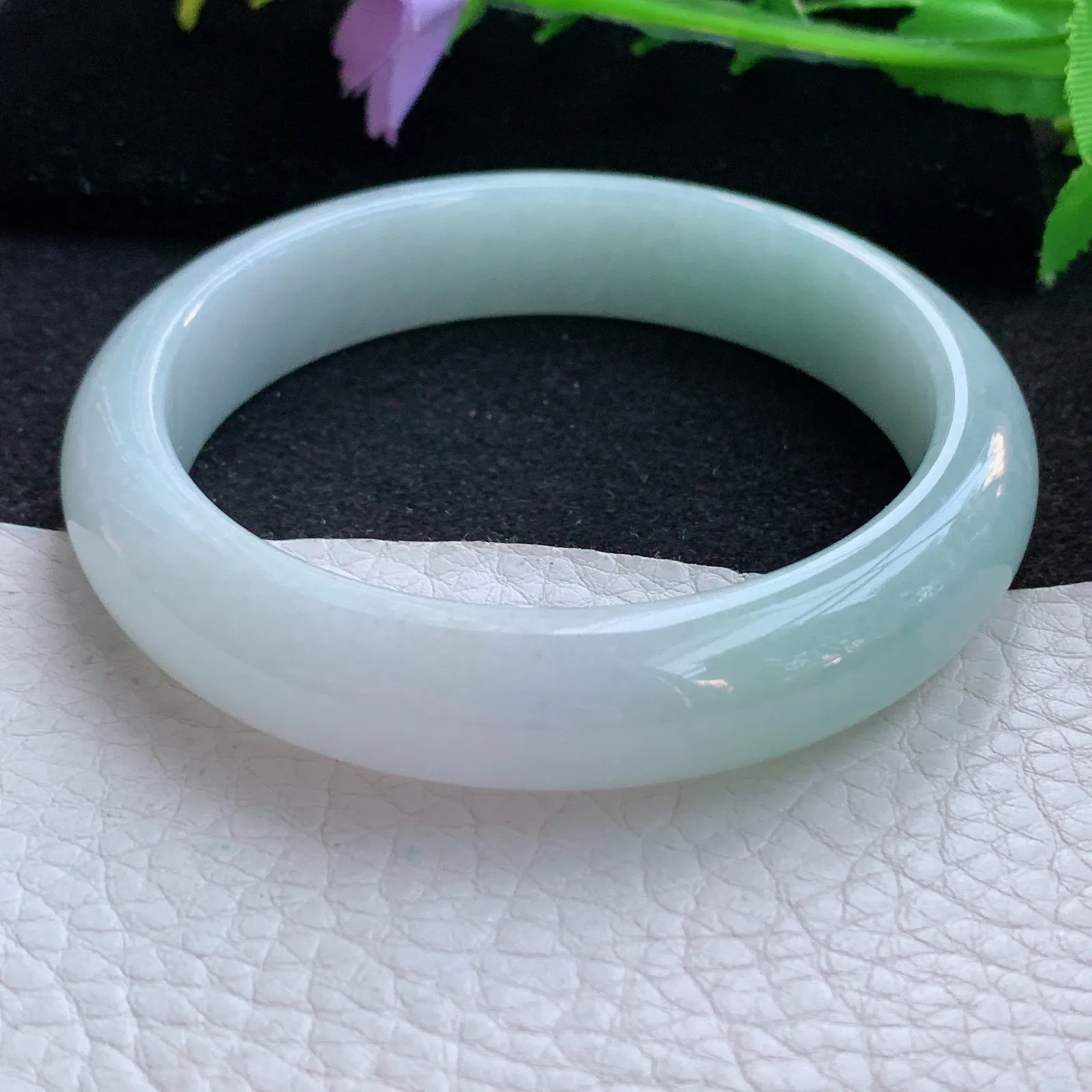 js自然光59*12.5*8.5平安镯 翡翠a货玉手镯胶感浅绿宽边珠宝玉手环