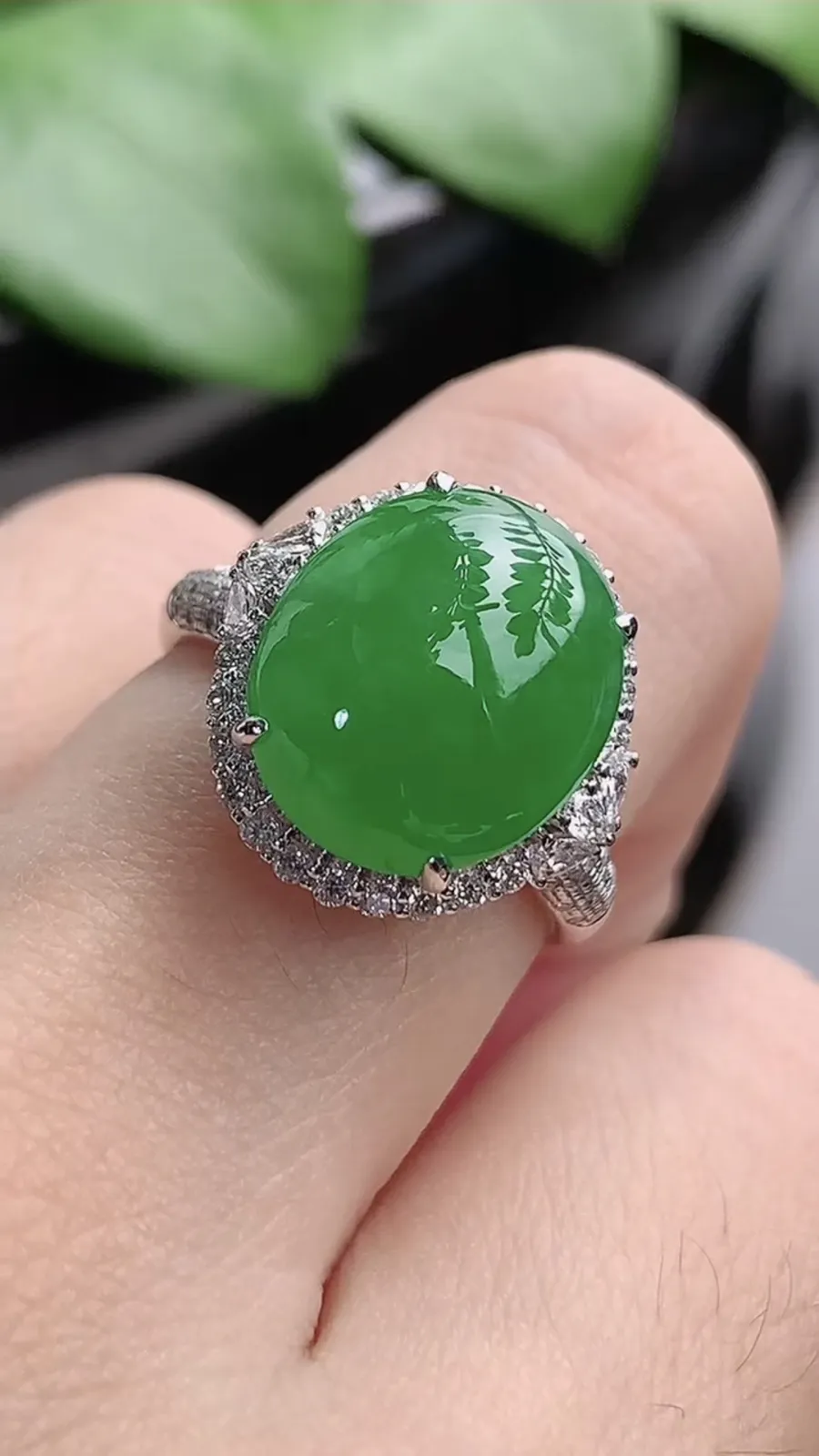 a货翡翠老坑种18K金伴钻镶嵌阳绿蛋面戒指 圈口17.4裸石尺寸12.8×11mm 重量5.16g 1206