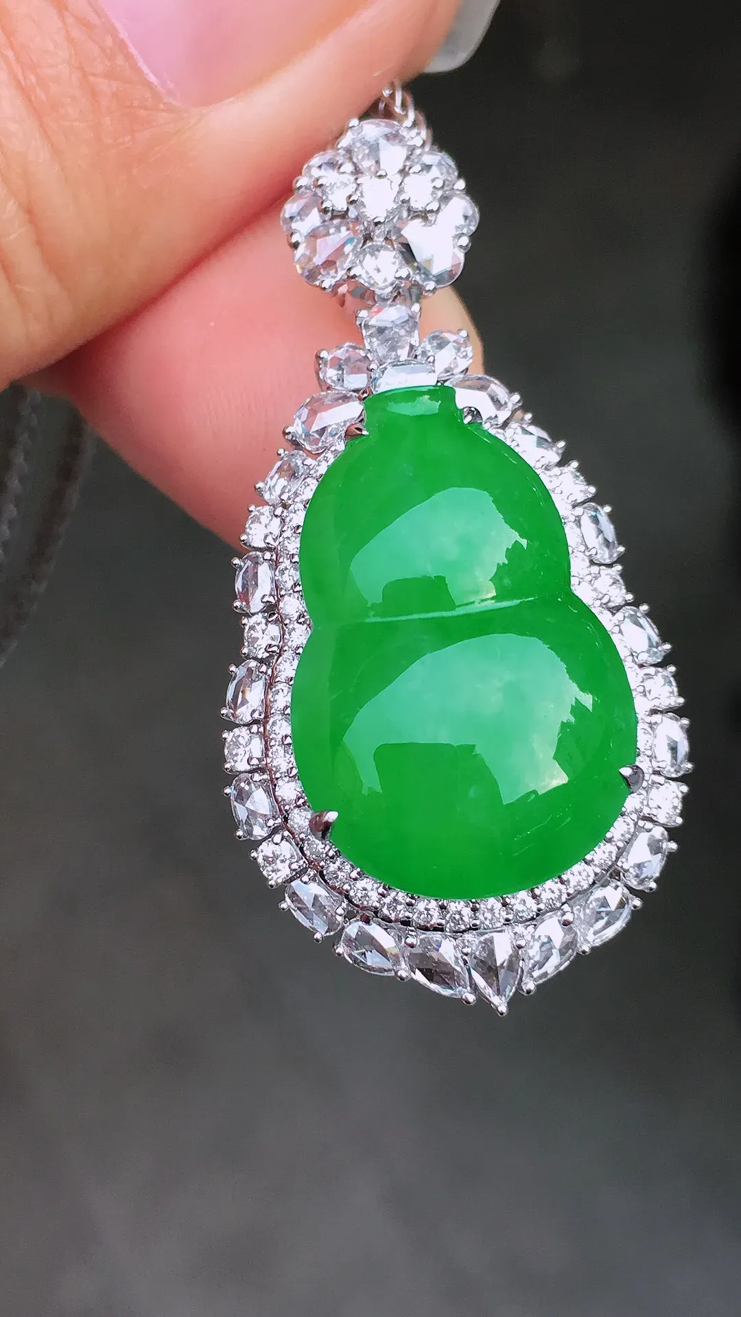 阳绿葫芦吊坠，色泽均匀艳丽，玉质细腻，荧光感超
强，饱满圆润，尽显优雅气质，18k
金豪华镶嵌