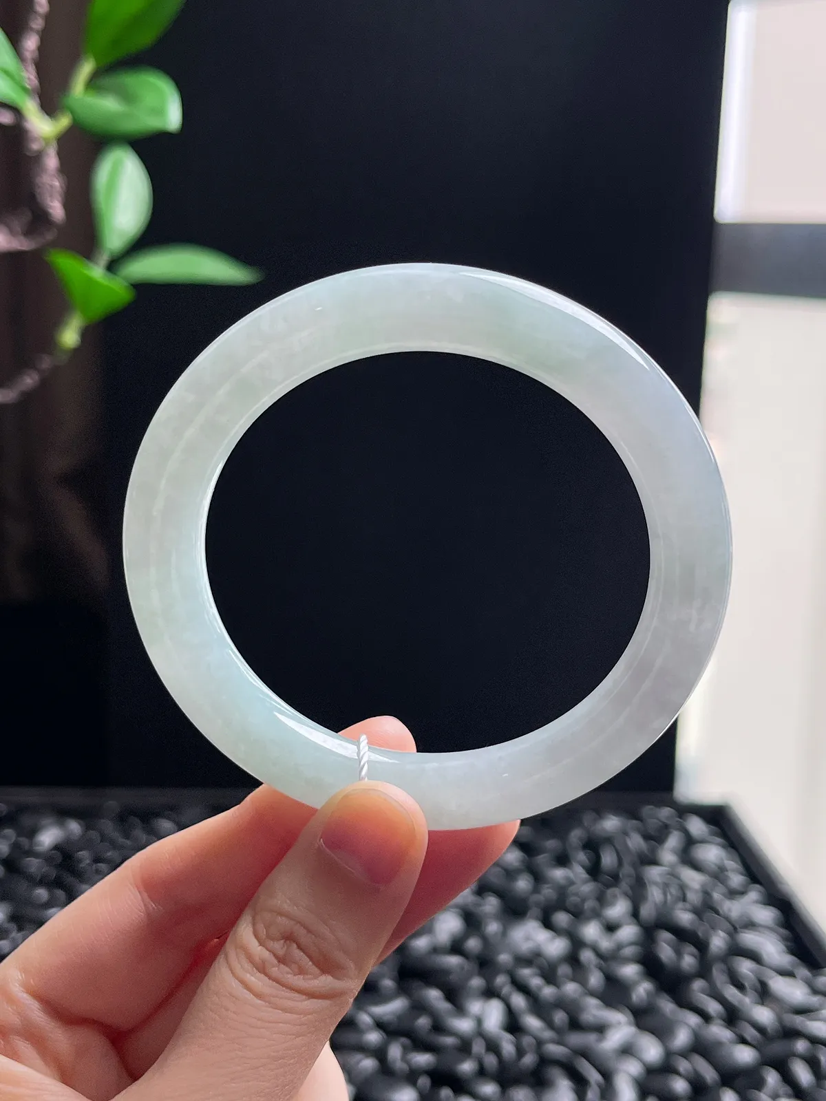 圆镯56圈口，翡翠冰糯种浅绿色手镯