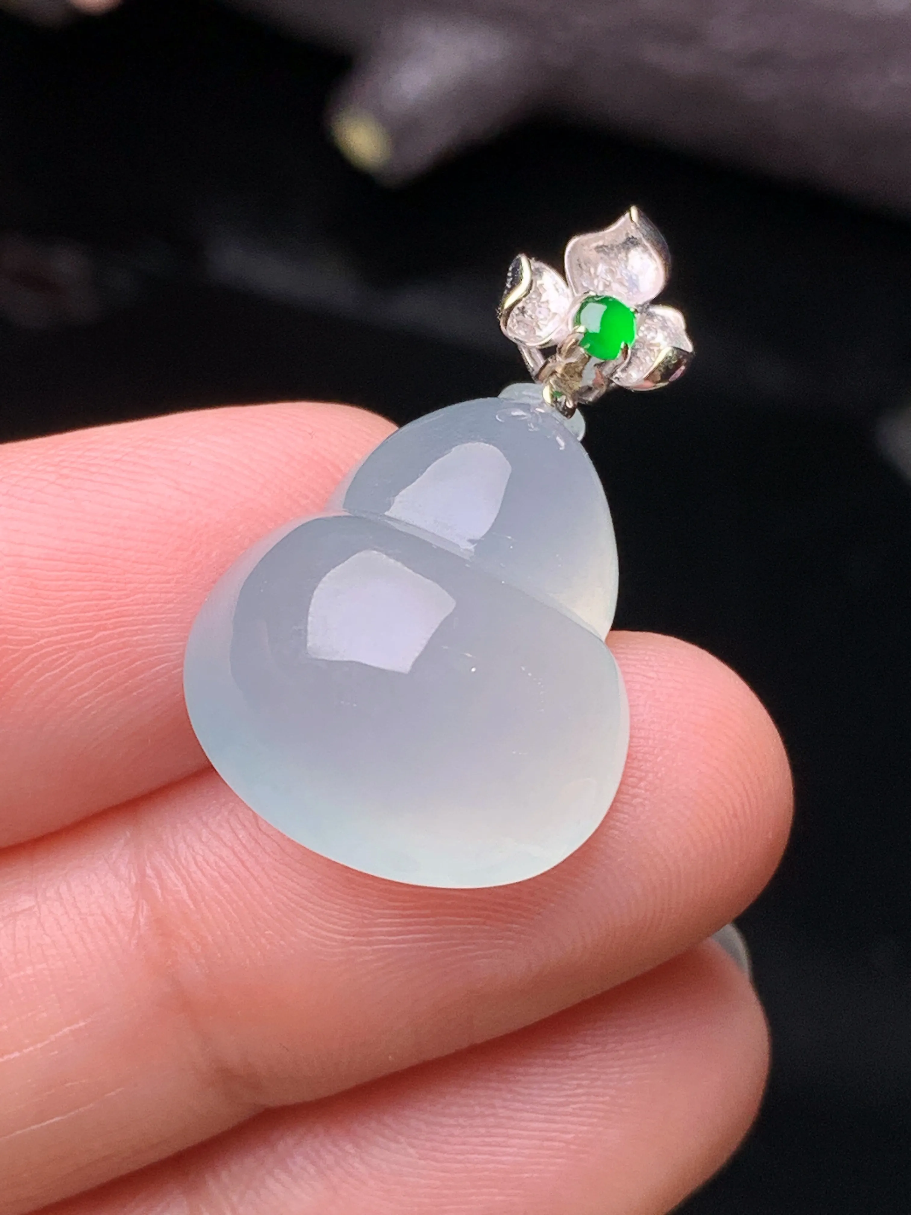 18k金钻镶嵌冰种葫芦吊坠 玉质细腻 水润亮眼 色泽艳丽 整体尺寸28.3*16.3*10.3