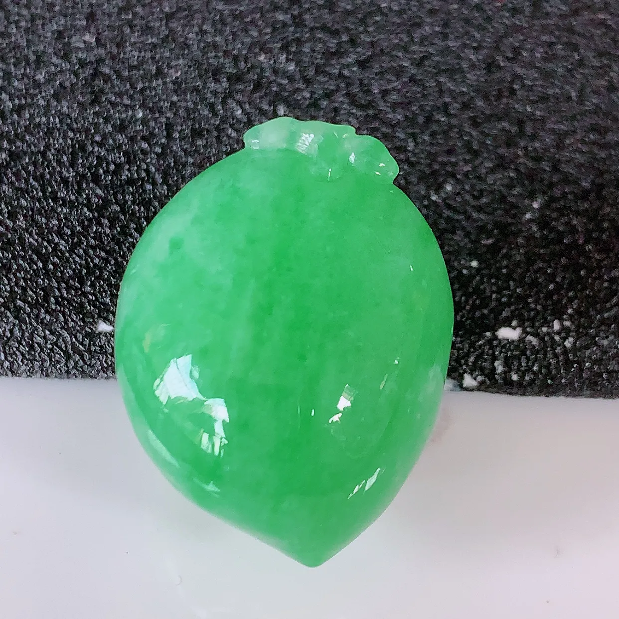 自然光实拍，冰润满绿翡翠福寿桃吊坠，富贵吉祥，长命百岁，肥肥润润的福寿桃讨喜极了，造型精巧，非常别致 #05.11