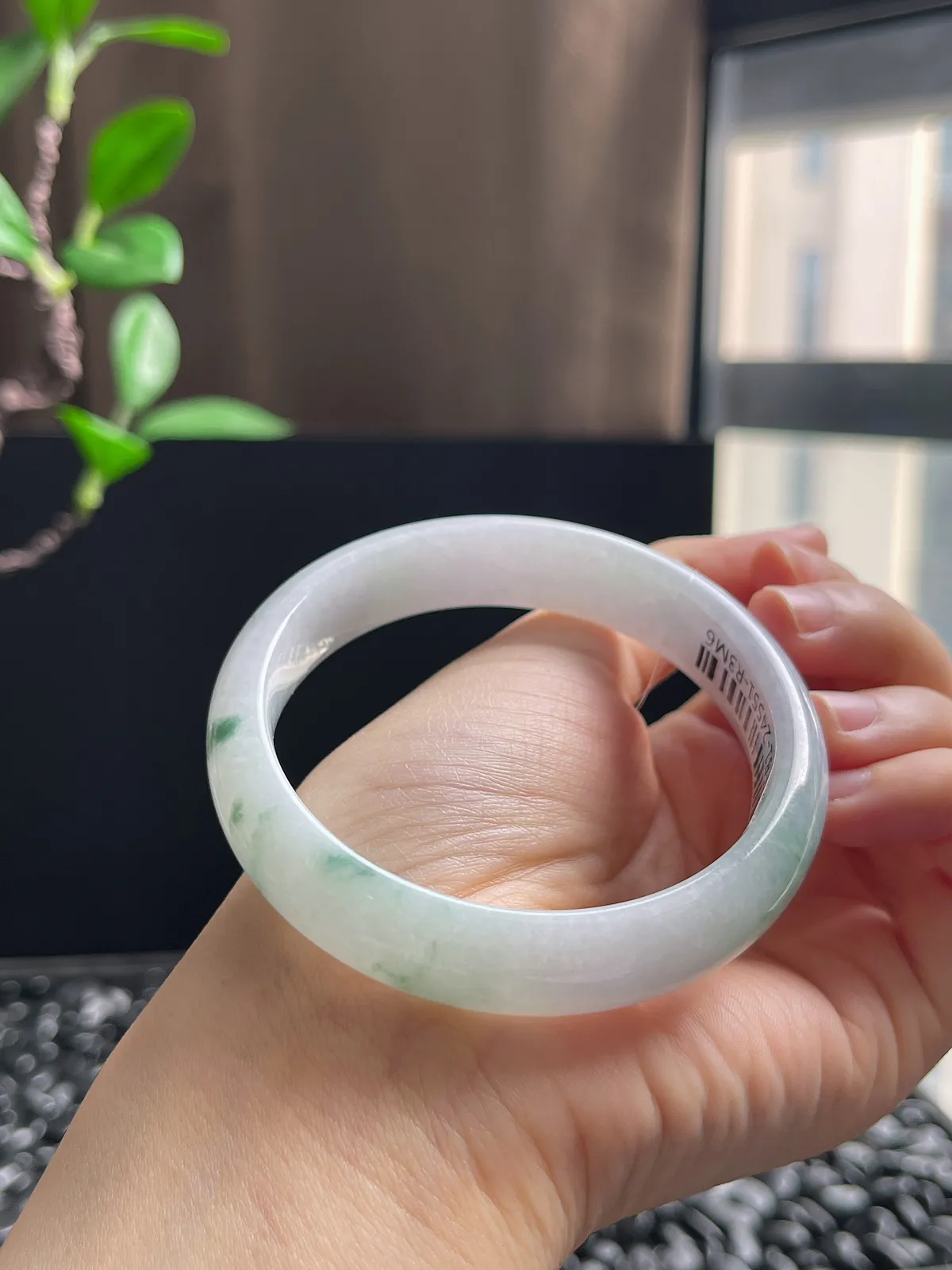 正圈57.2圈口，翡翠糯化种飘绿手镯