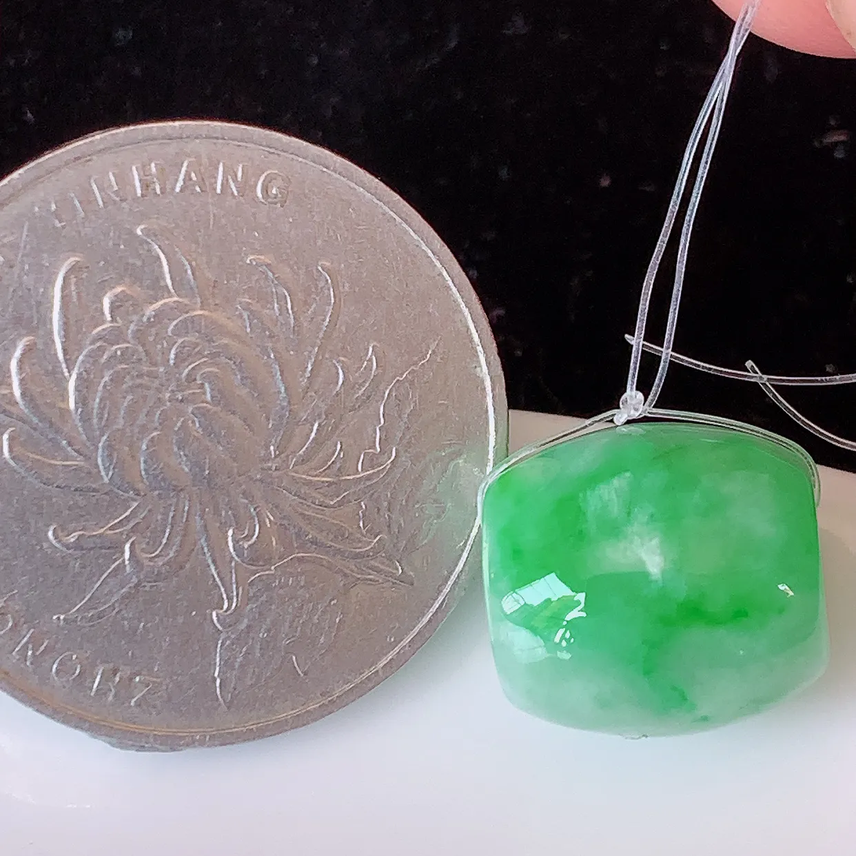 自然光实拍，冰润飘绿翡翠路路通吊坠，寓意时来运转、财源滚滚，款式新颖时尚，日常百搭的款！配图银链#49.7