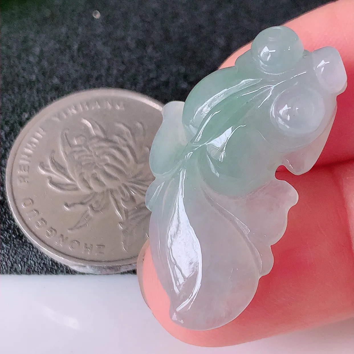 自然光实拍，冰种翡翠年年有余，自由自在玉吊坠，寓意财源广进，雕工婉约，栩栩如生，佩戴优雅迷人！#32.11