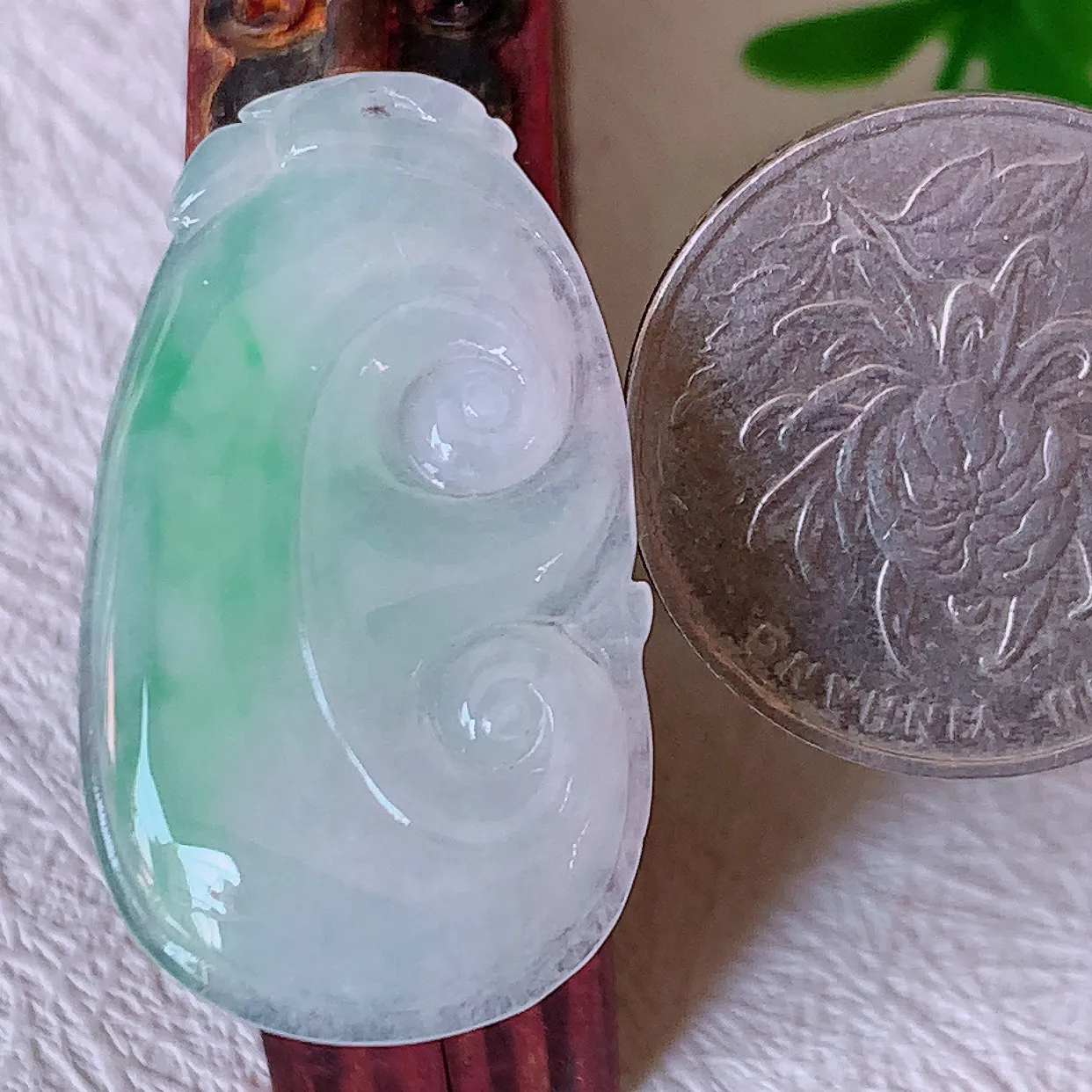 自然光实拍，冰种飘绿翡翠如意吊坠，冰透，翠色灵动，饱满，万事如意，如意一生，配戴精美！#57.7