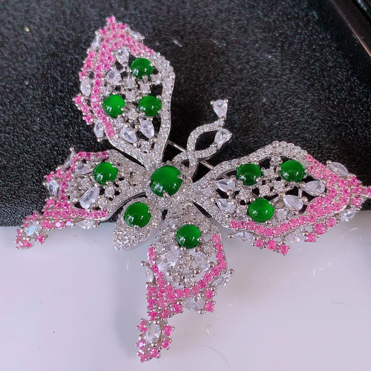 冰透满绿翡翠925银镶嵌蝴蝶胸针，自然光实拍，翠色灵动，颜色漂亮，种老水足，品相佳，佩戴佳品！#97.11整体50.5*40.5*7.5裸石3*3