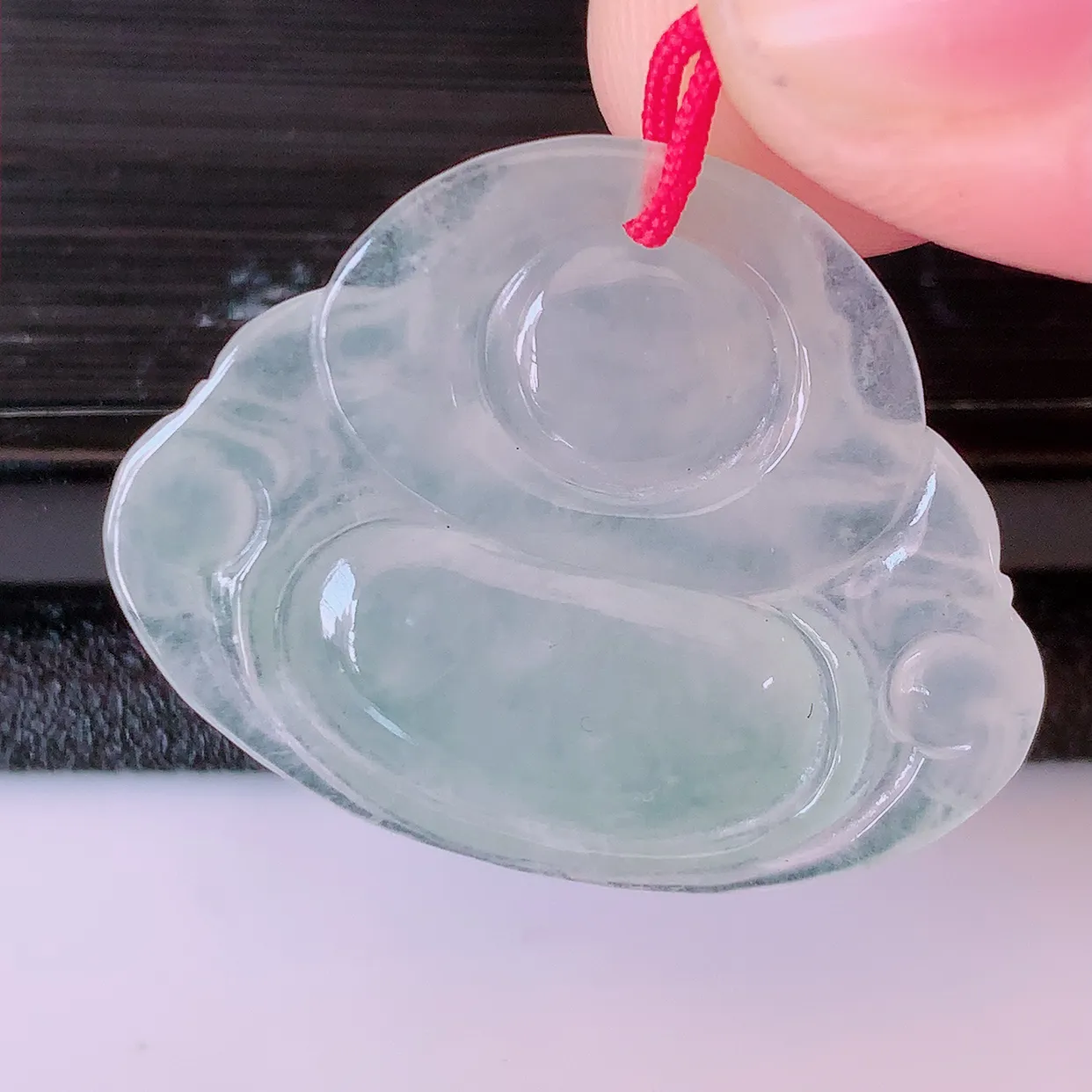 自然光实拍，冰种翡翠佛公，水灵起胶，翠色迷人，佛公在心中，一生平安，饱满圆润，开怀大笑佛公，配戴灵气十足！#46.7
