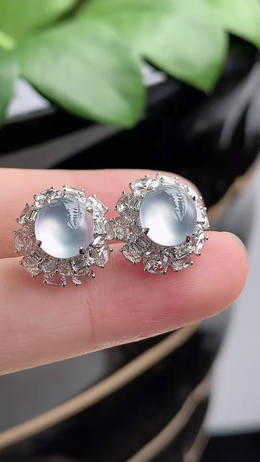 a货翡翠老坑冰种18K金伴钻镶嵌白月光蛋面耳钉 尺寸7.6×6.7mm 重量3.36g 1206