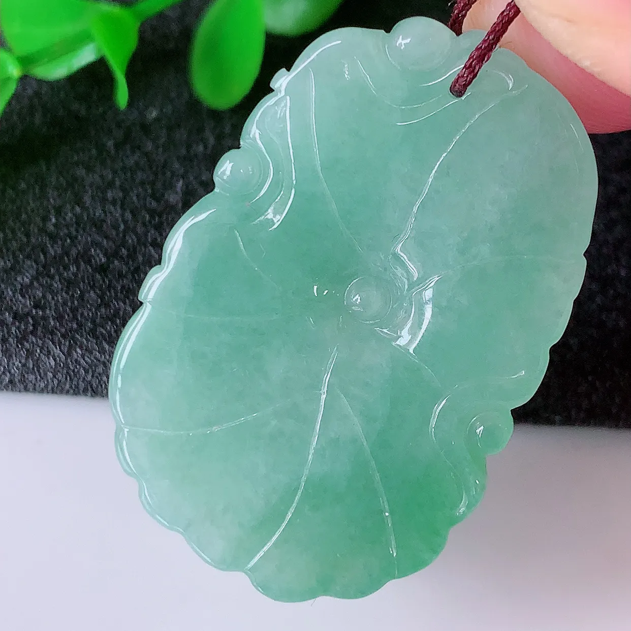 自然光实拍，冰润满绿翡翠荷叶鱼、和和美美玉坠，财源广进，自然隐逸、荷本是素不着尘之物，有和美之寓意。#57.11