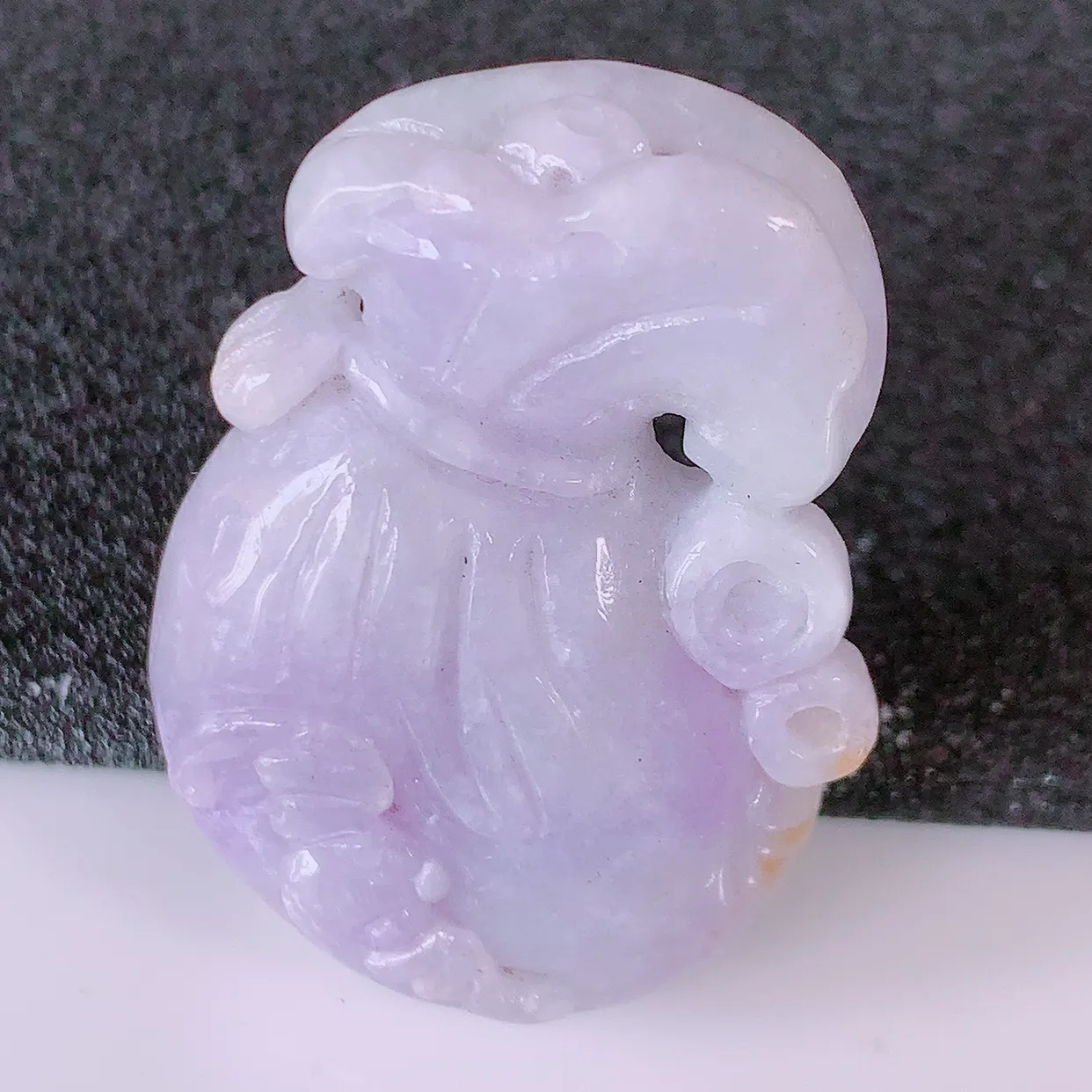 自然光实拍，冰润紫罗兰翡翠招财钱袋子吊坠，寓意“代代有福，代代有财，腰缠万贯”玉质细腻，佩戴效果佳！#05.11