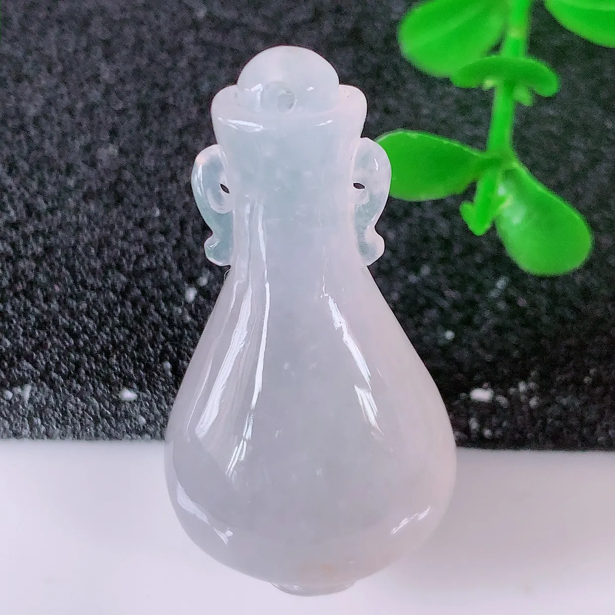 自然光实拍，冰种翡翠平平安安花瓶吊坠，翠色灵动，种老水足，寓意好，品相佳，佩戴佳品！#32.11