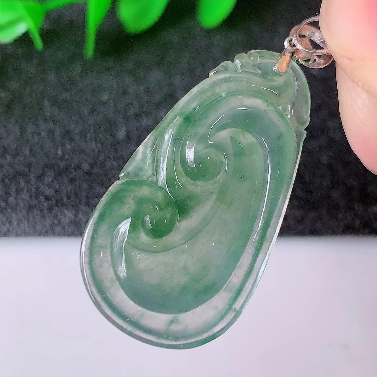 自然光实拍，18k金镶嵌冰种飘花翡翠如意吊坠，寓意顺心如意，事事如意，吉祥如意，细腻饱满，色泽鲜艳，称心如意佩戴优雅时尚！#12.11整体35.8裸石30*17*4.5