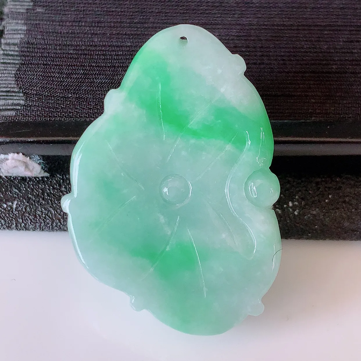 自然光实拍，冰润飘绿翡翠荷叶鱼、和和美美玉坠，财源广进，自然隐逸、荷本是素不着尘之物，有和美之寓意。#57.7