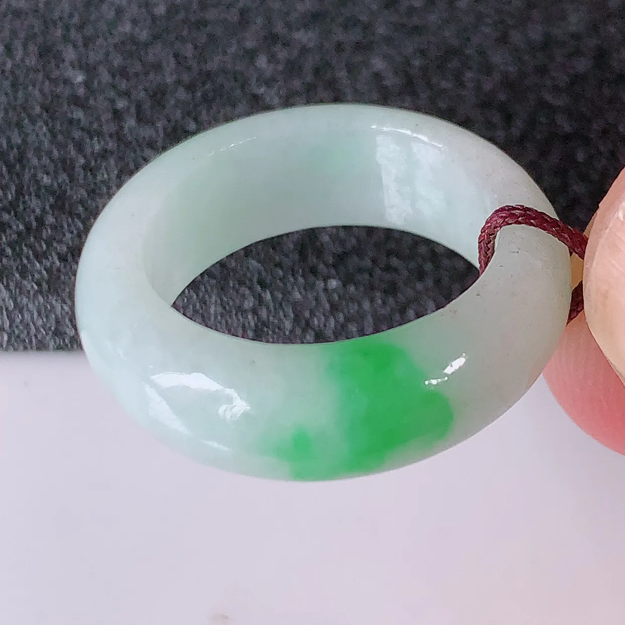 自然光实拍，16.2mm内径飘绿翡翠指环，玉戒指，玉质莹润，好精美好冰润的指环，12圈口，上手纤巧！#1.11尺寸16.2*6.6*3.6