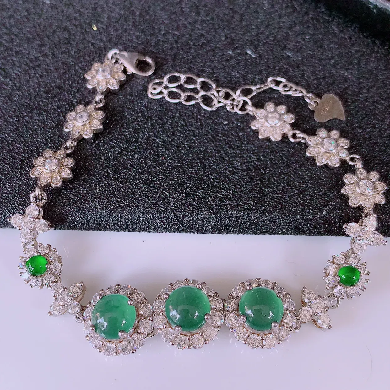 冰透满绿翡翠925银镶嵌手链，自然光实拍，翠色灵动，颜色漂亮，种老水足，品相佳，佩戴佳品！#97.11取一整体10*10*7.2裸石6-6