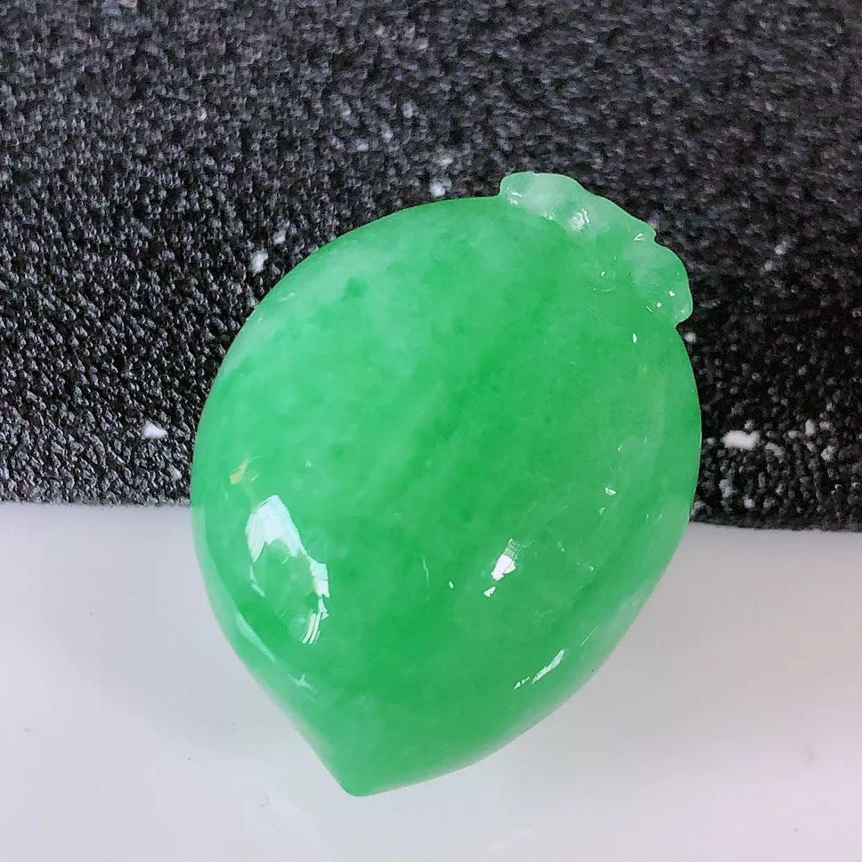 自然光实拍，冰润满绿翡翠福寿桃吊坠，富贵吉祥，长命百岁，肥肥润润的福寿桃讨喜极了，造型精巧，非常别致 #05.11