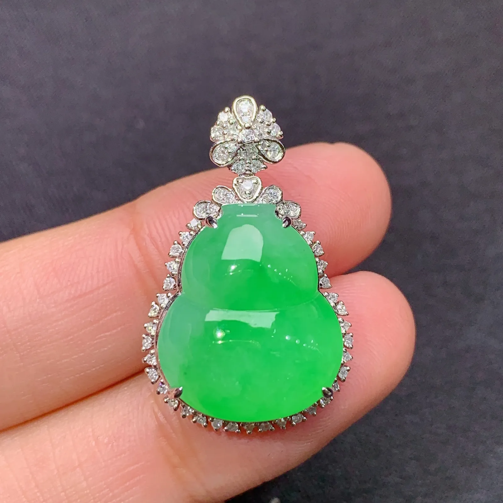 甜绿葫芦吊坠，18k金镶嵌，冰润色阳，玉质细腻，种水足，Jj 尺寸28*17.6*9.9