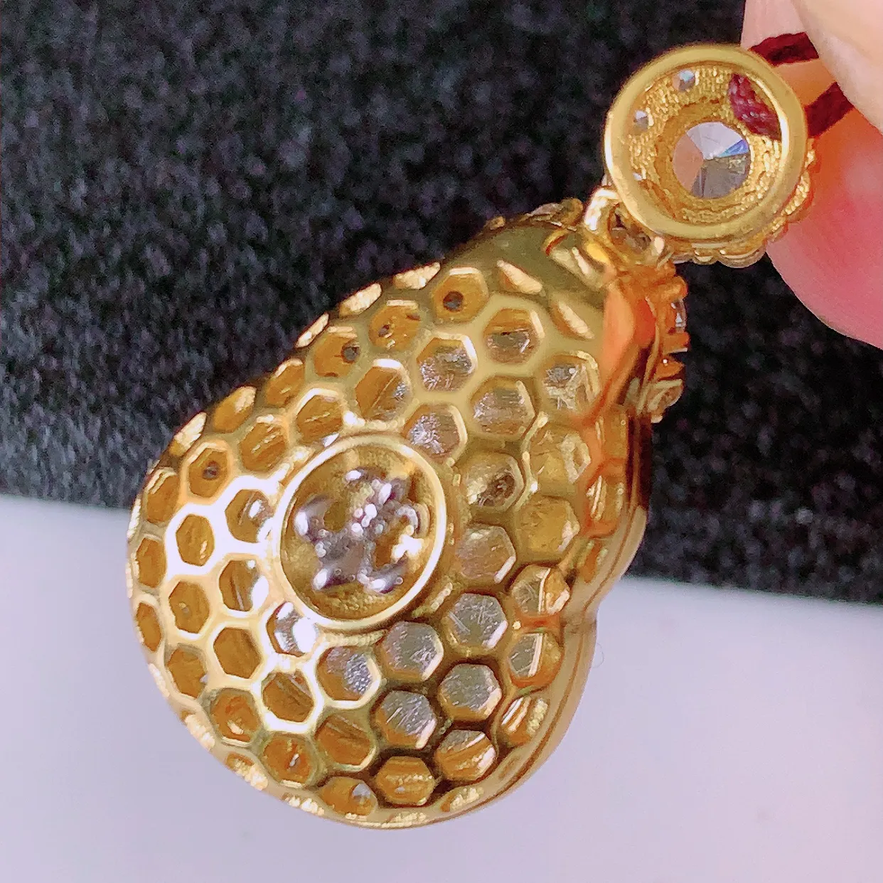 冰透满绿翡翠925银镶嵌葫芦吊坠，自然光实拍，翠色灵动，颜色漂亮，种老水足，品相佳，佩戴佳品！#97.11整体26.8*15*9.2裸石15.5*12.6