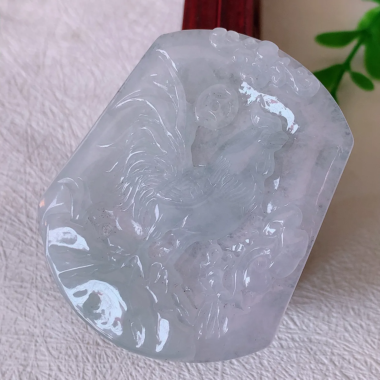 自然光实拍，冰胶翡翠生肖鸡牌吊坠，种老水足，雕工精湛 ，寓意美好，佩戴时尚出众！#57.7