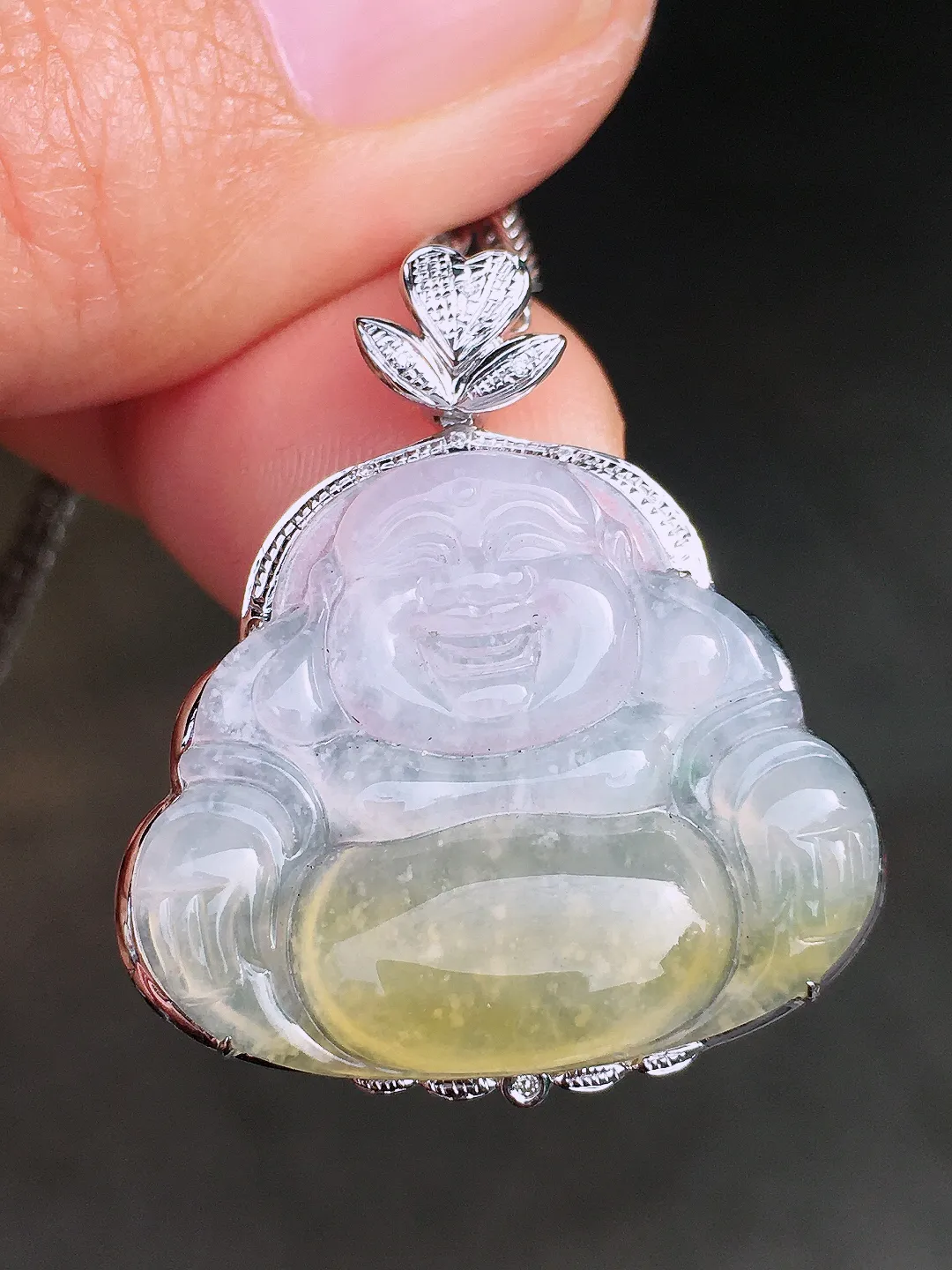 飘黄翡佛公吊坠，色泽艳丽，玉质细腻，荧光感超
强，饱满圆润，尽显优雅气质，18k
金豪华镶嵌