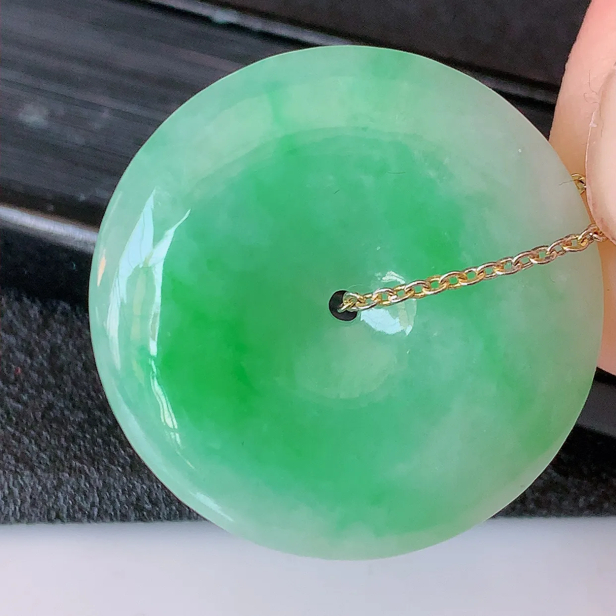 自然光实拍，冰润飘绿翡翠平安扣吊坠，翡翠平安扣，平安是福。很美的料子，平安扣佩戴优雅迷人！#57.7