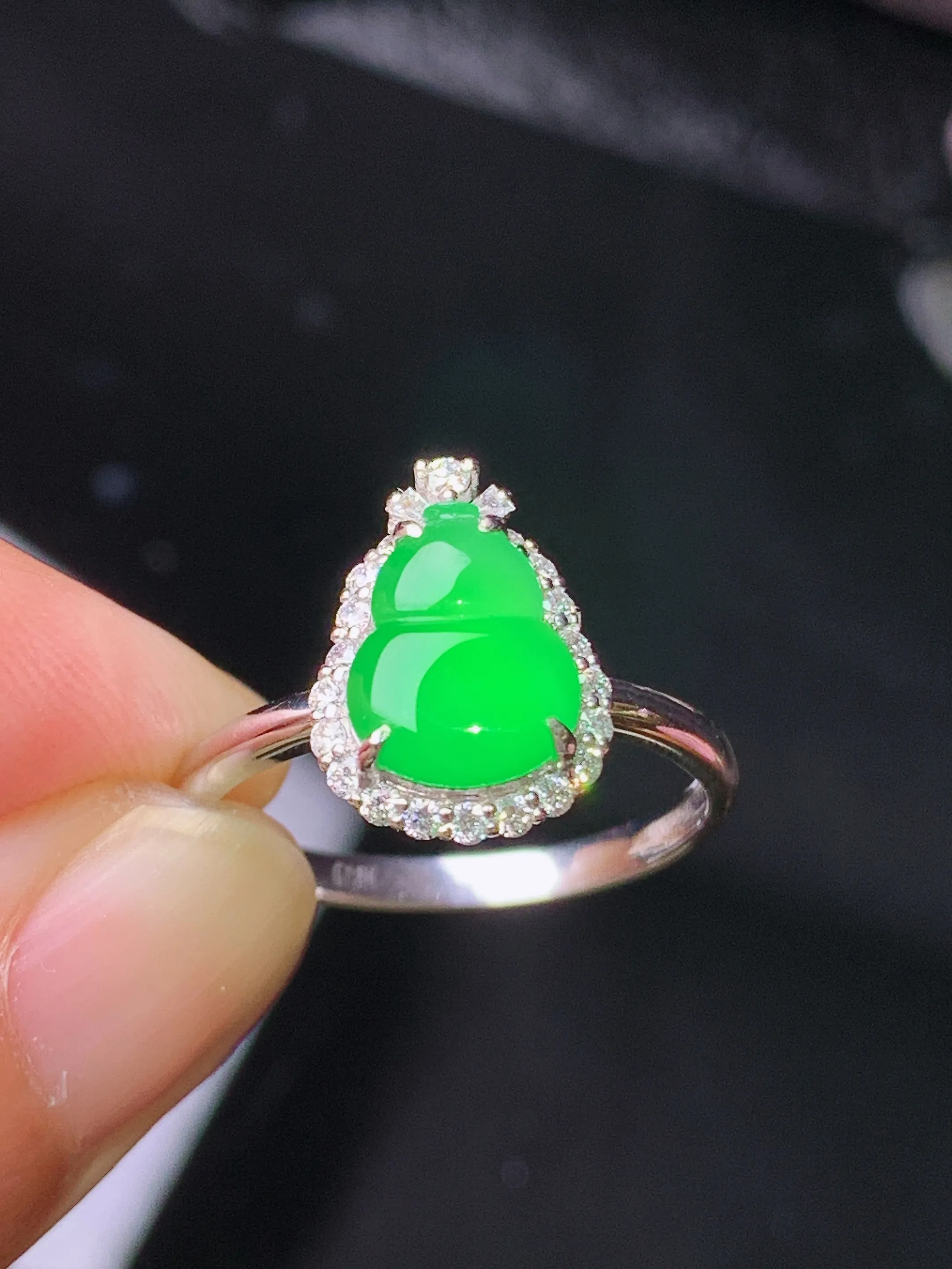 18k金钻镶嵌满绿葫芦戒指 玉质细腻 水润亮眼 色泽艳丽 圈口14 整体尺寸12.5*9.2*6.3