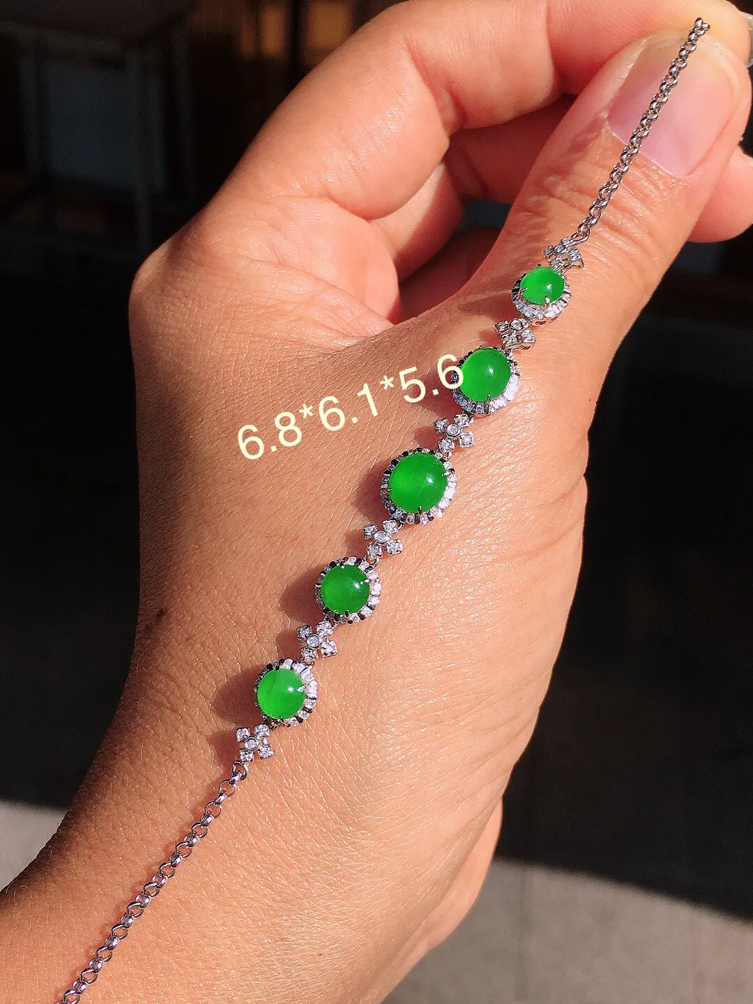 阳绿蛋面手链，色泽均匀艳丽，玉质细腻，荧光感超
强，饱满圆润，尽显优雅气质，18k
金豪华镶嵌